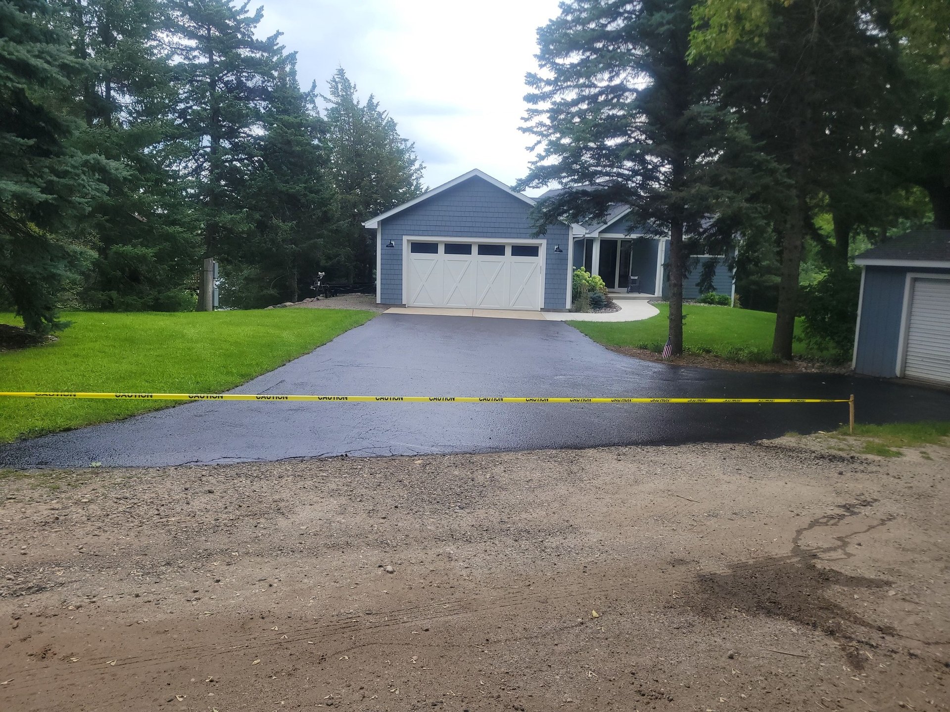 driveway-with-sealcoating-by-e-and-h-asphalt.jpg