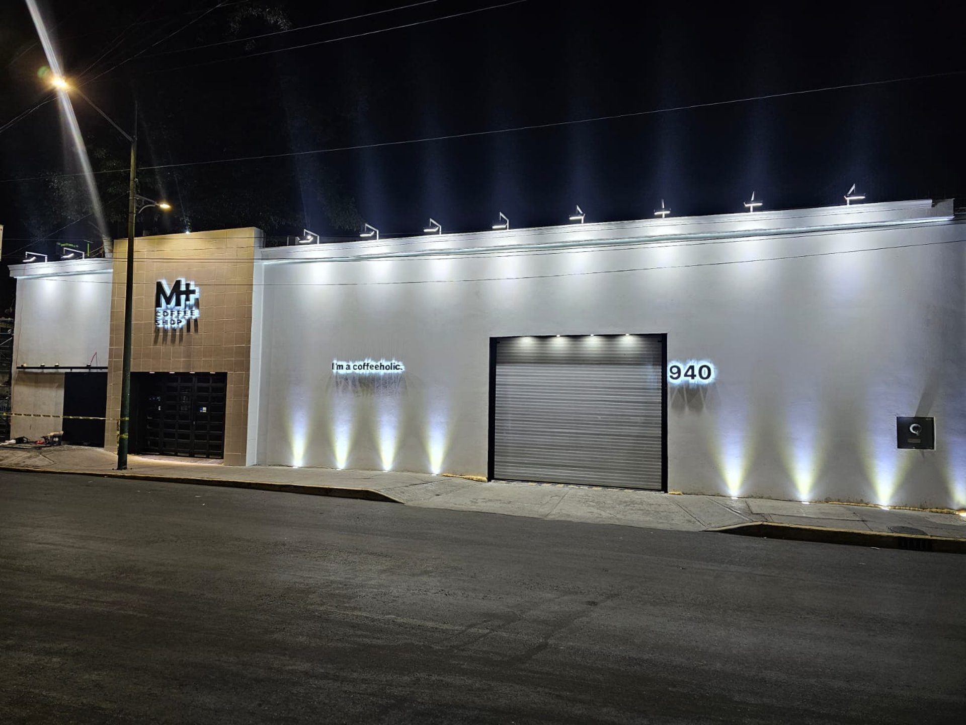 gray computer monitor