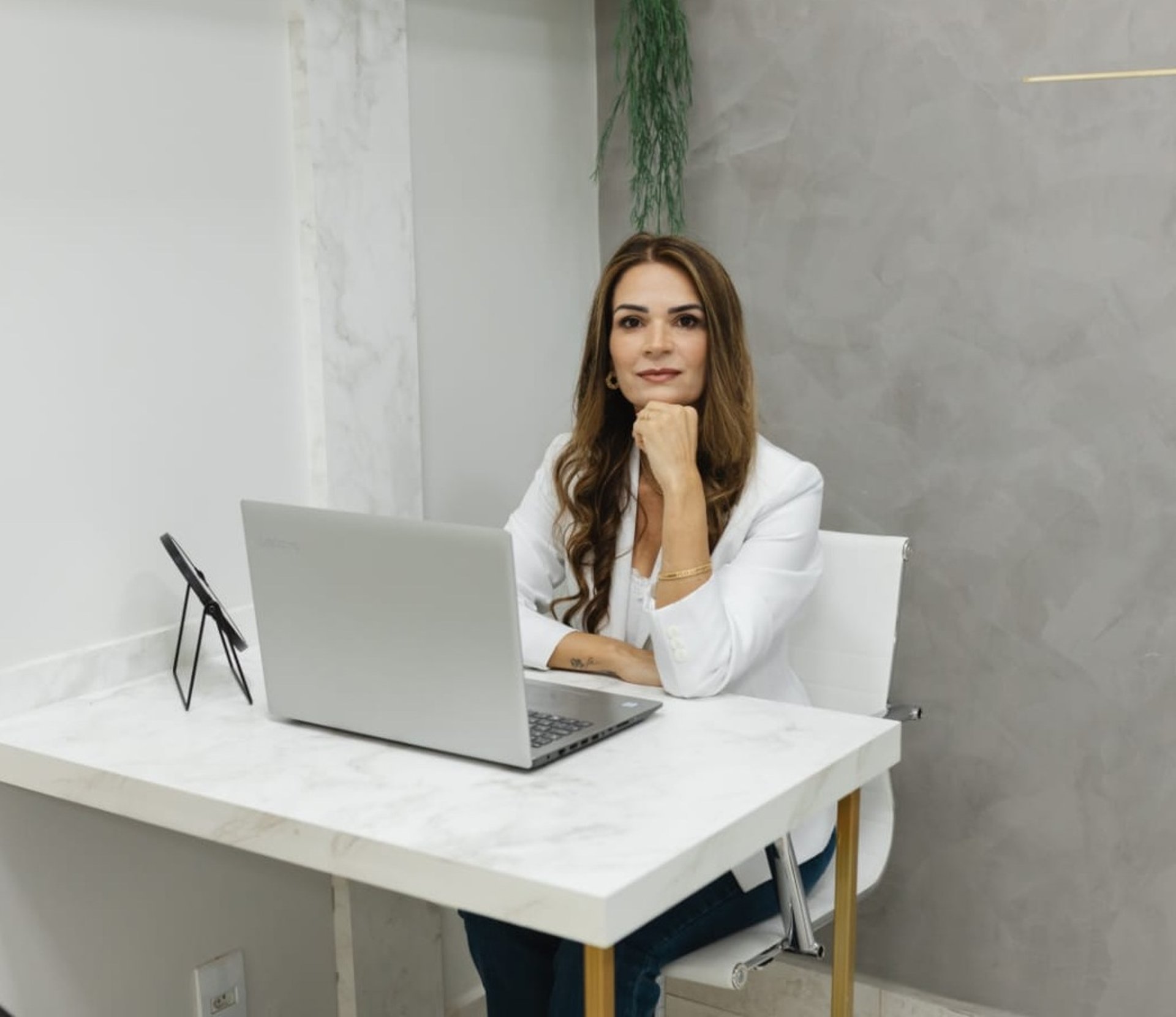 gray computer monitor