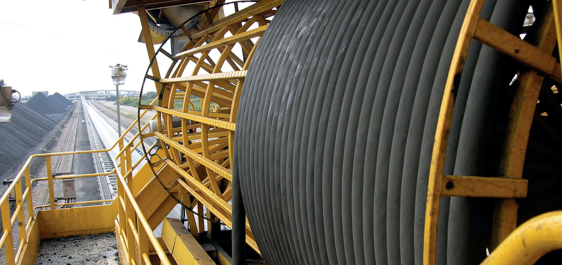 gray computer monitor