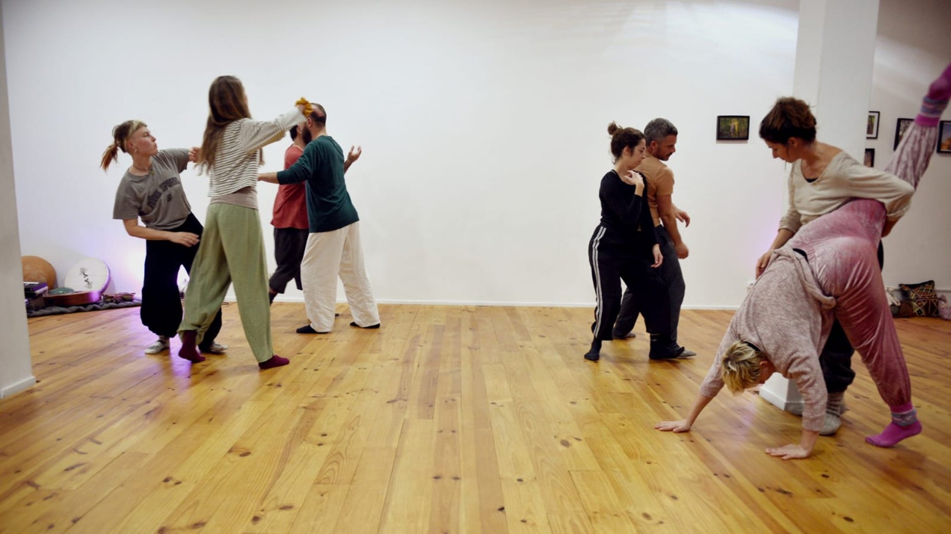 gray computer monitor