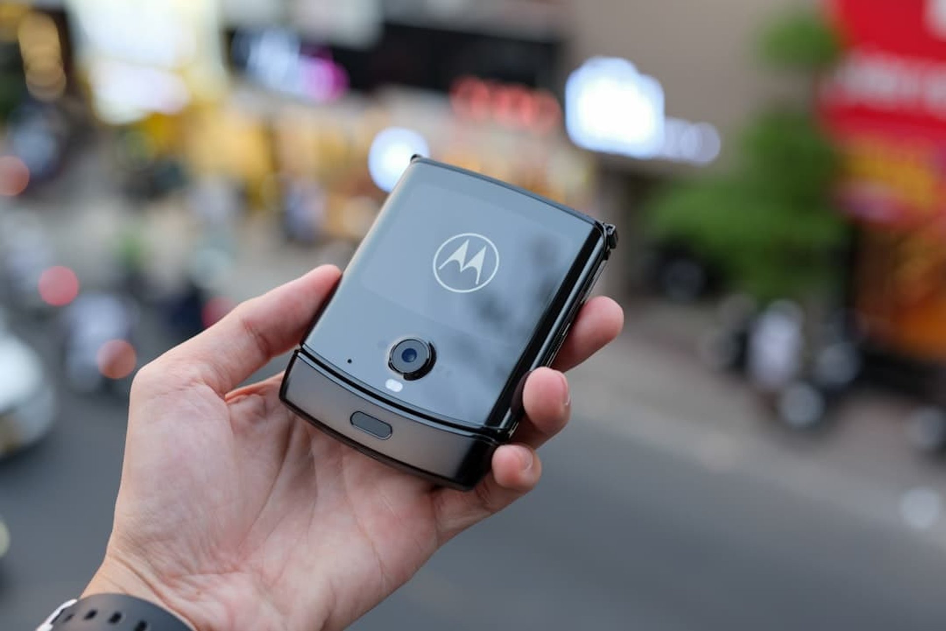 Motorola smartphone with BackBuzz mobile cover – stylish and protective
