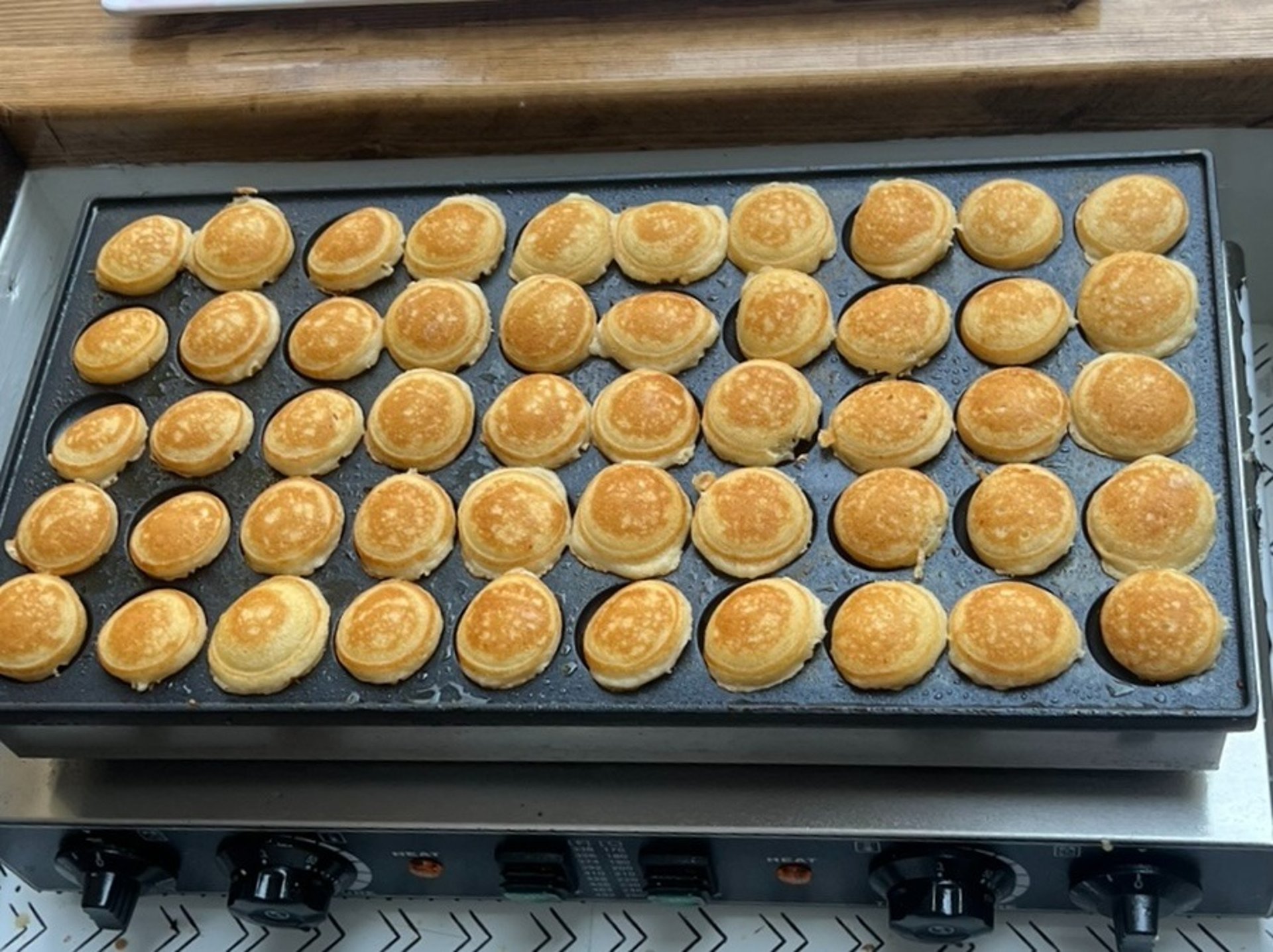 gray computer monitor