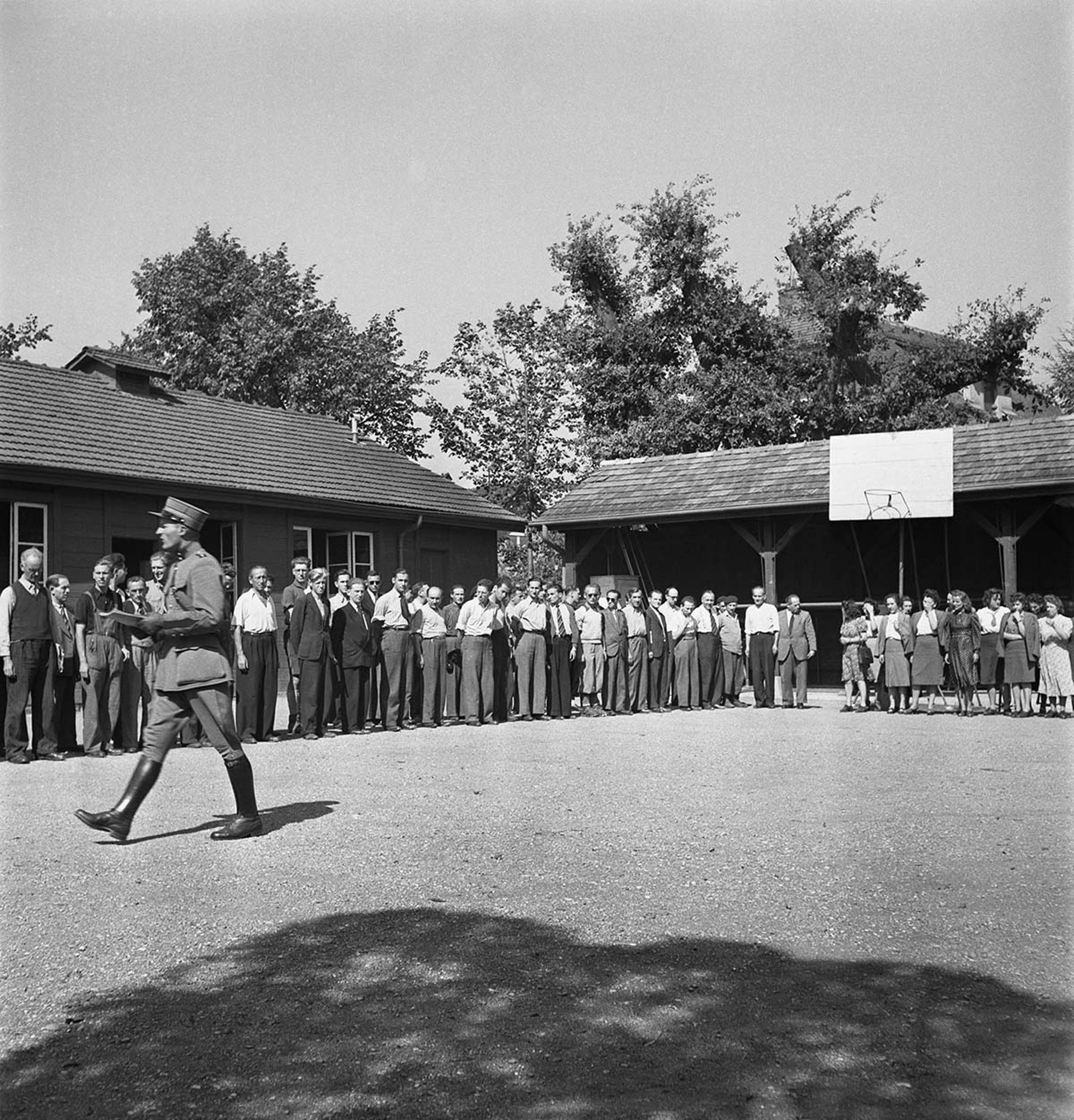 Réfugiés au camp d’internement de Varembé, 1942. Staatsarchiv Aargau/Willy Roetheli/RBA1-10-75_2