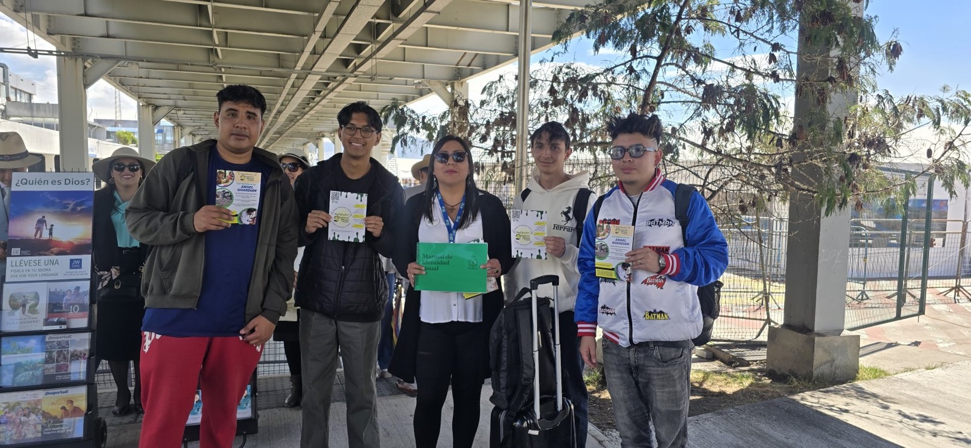 gray computer monitor