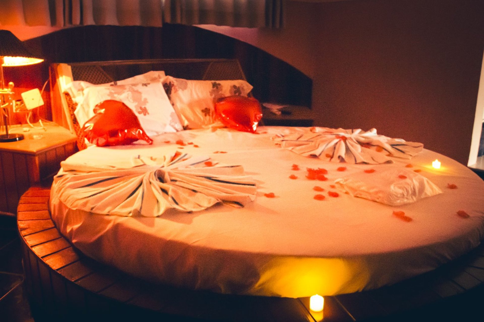 black and white bed linen