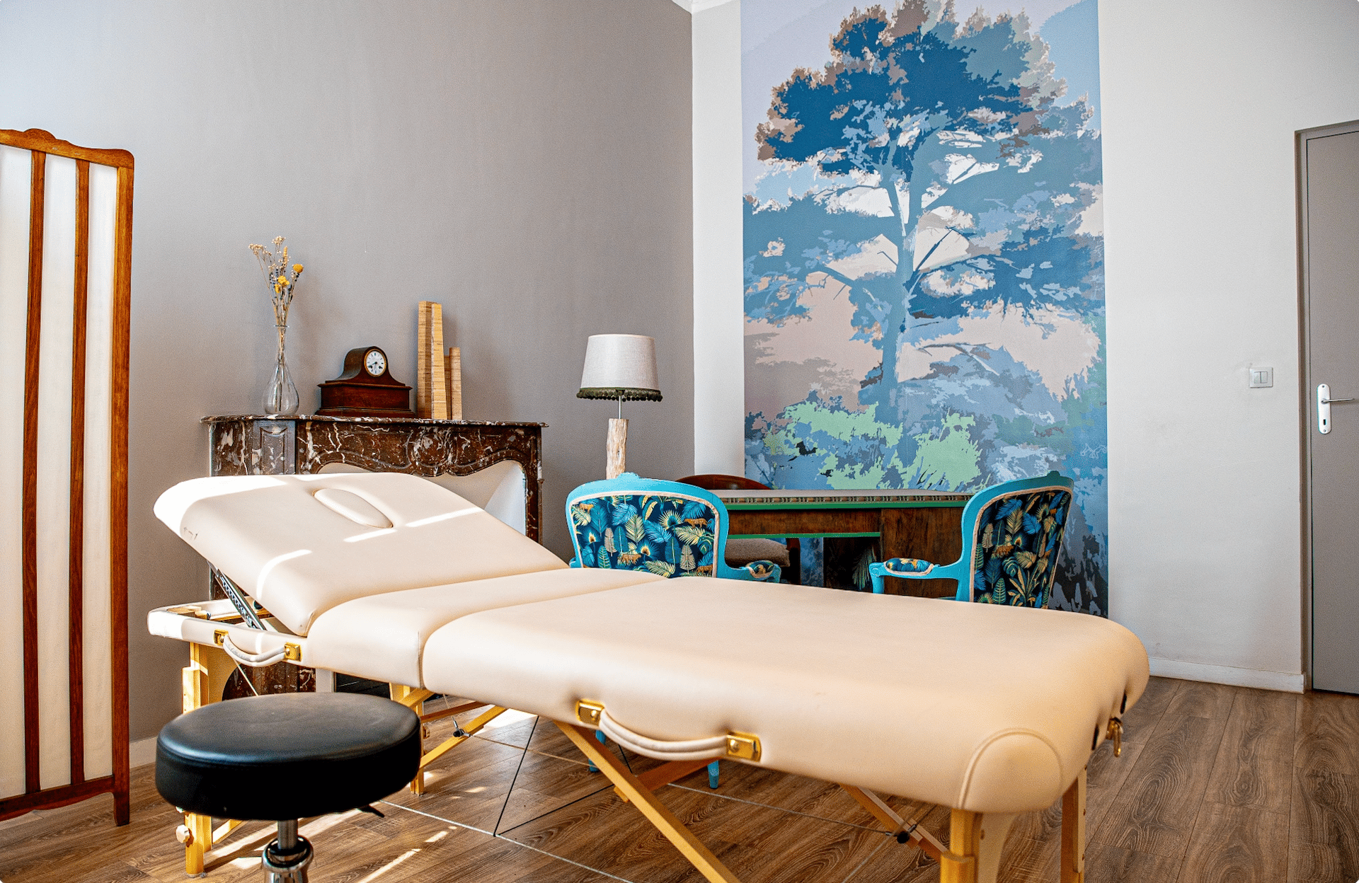 an abstract photo of a curved building with a blue sky in the background