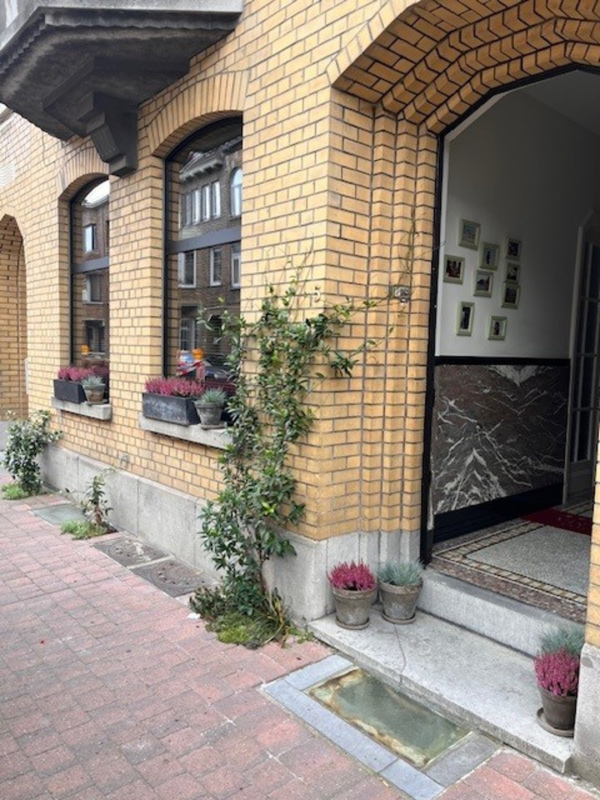 black and white bed linen