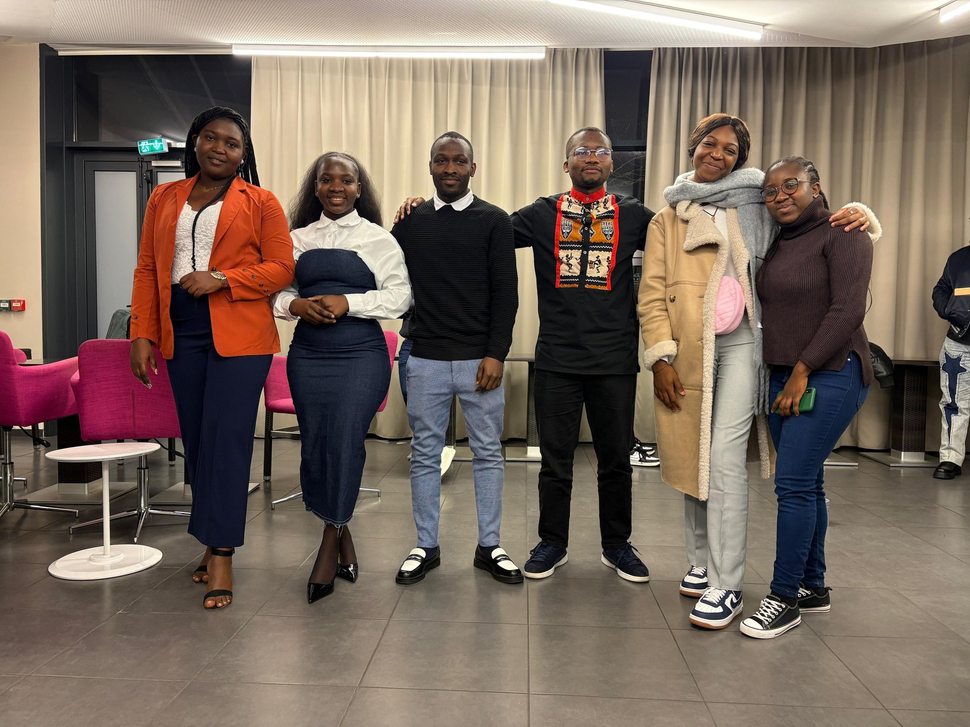 gray computer monitor