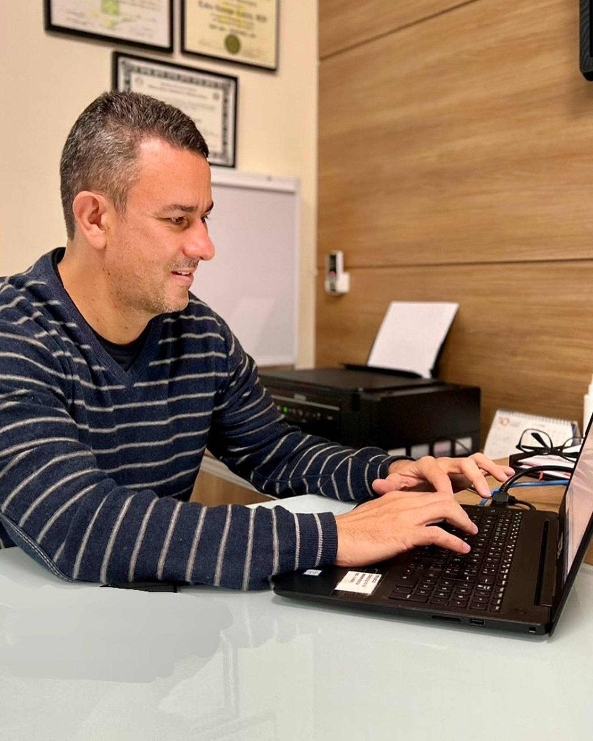 gray computer monitor