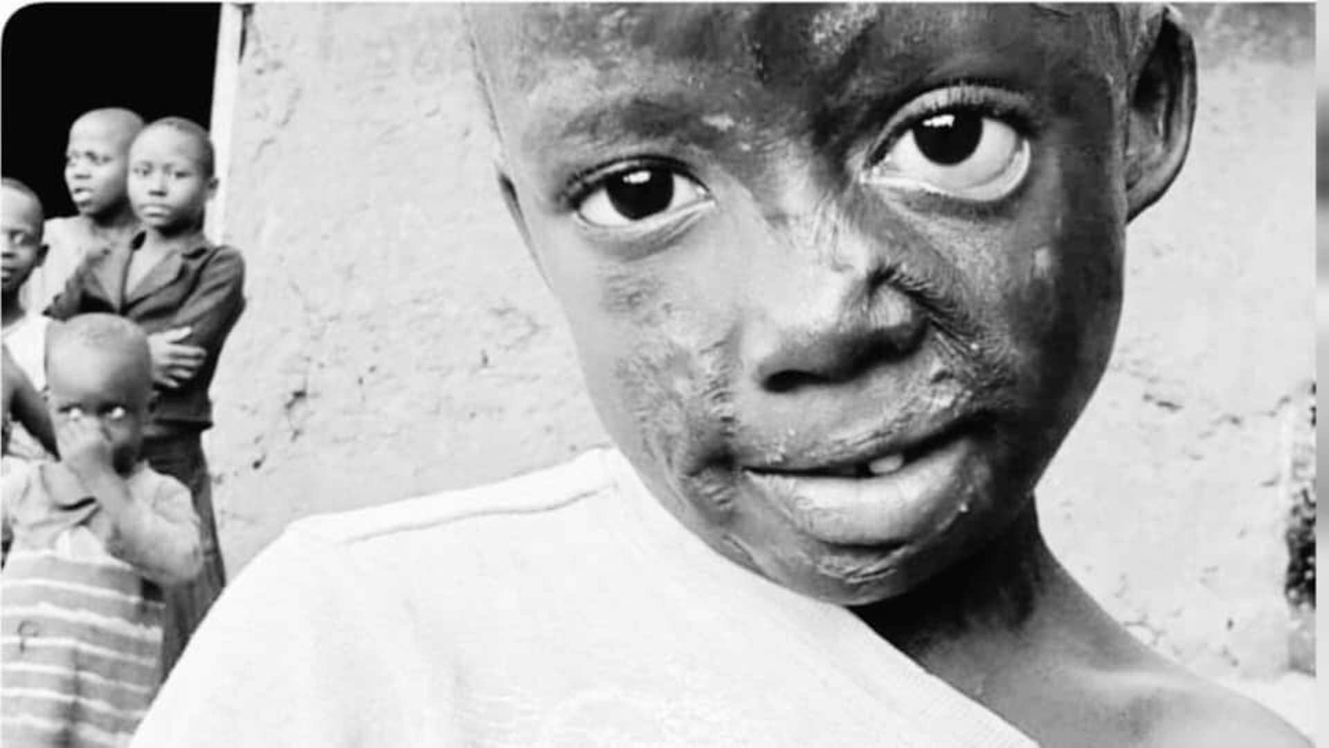 black and white bed linen