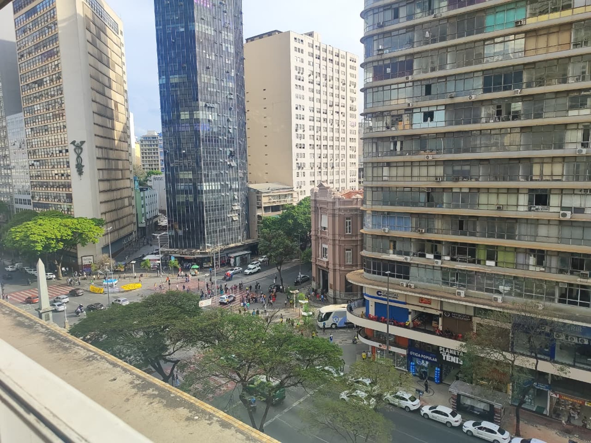 gray computer monitor