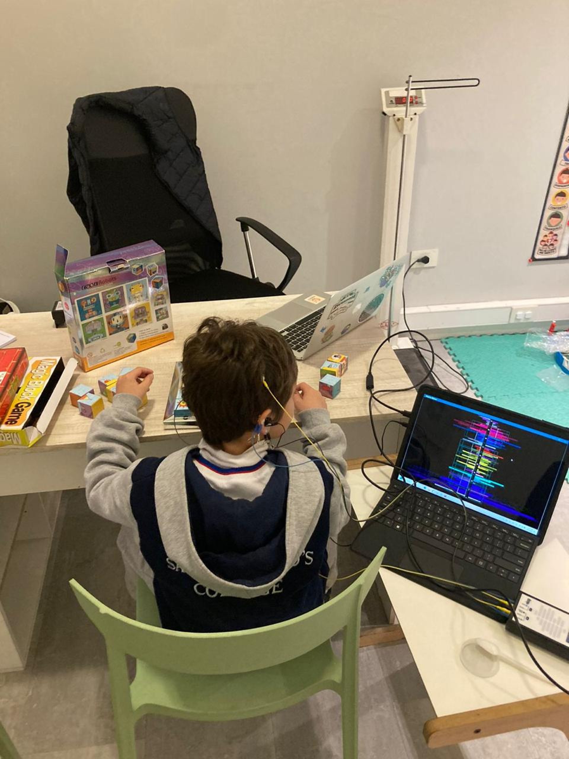 gray computer monitor