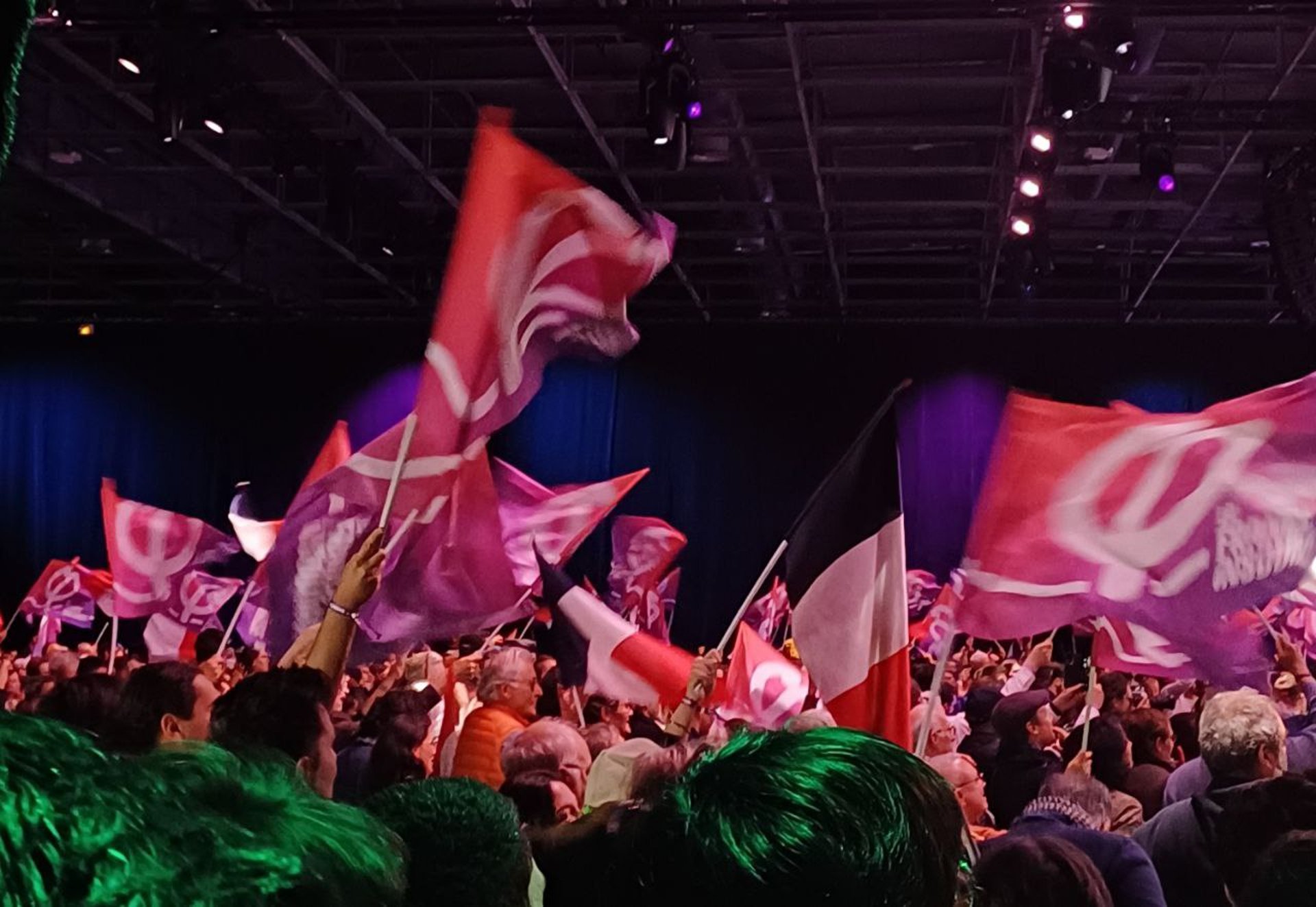 gray computer monitor