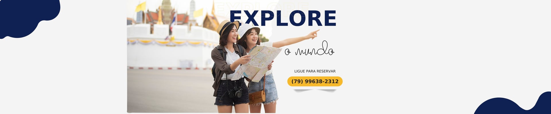 duas mulheres desbravando o mundo com auxílio de um mapa