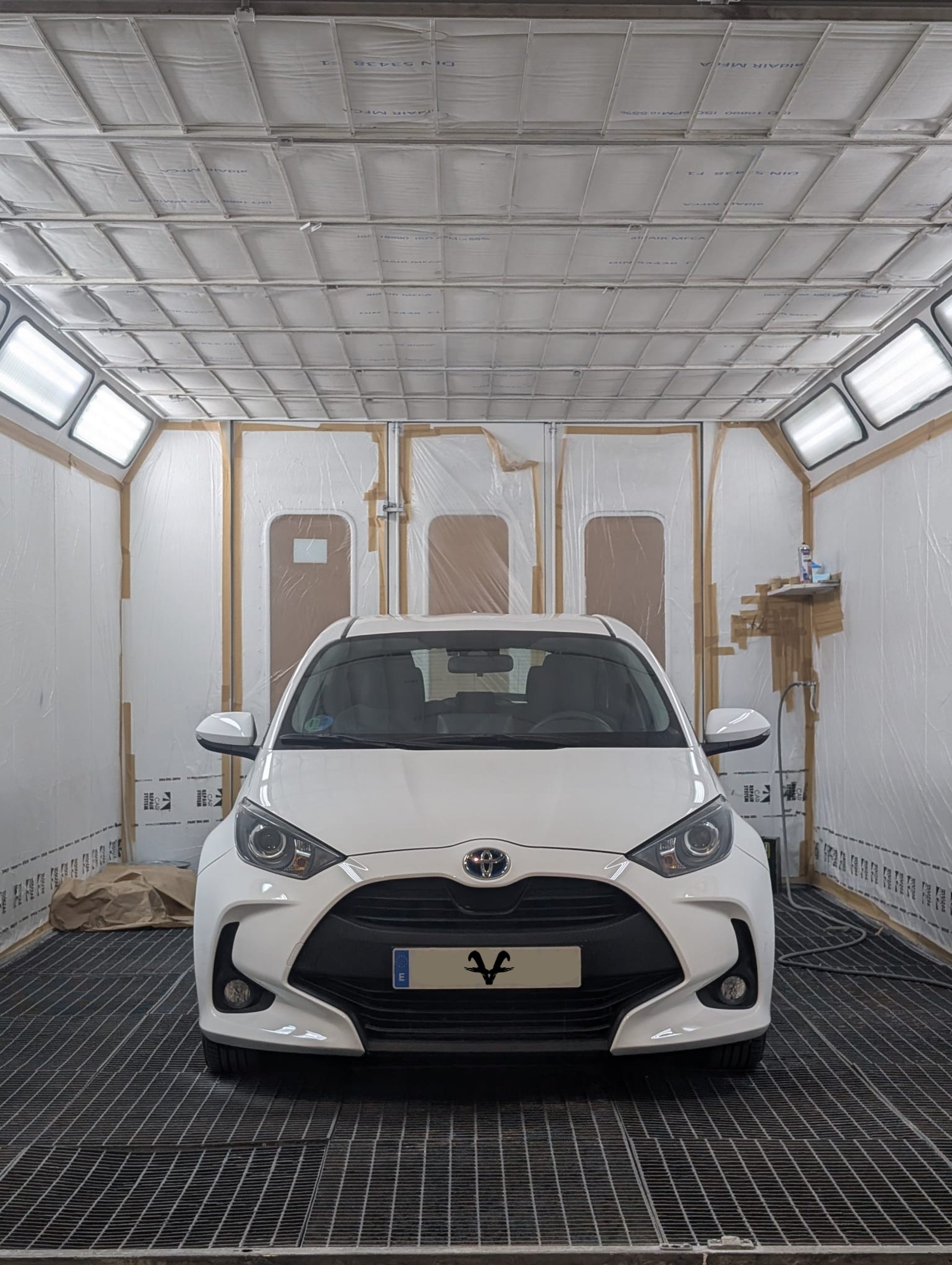 gray computer monitor