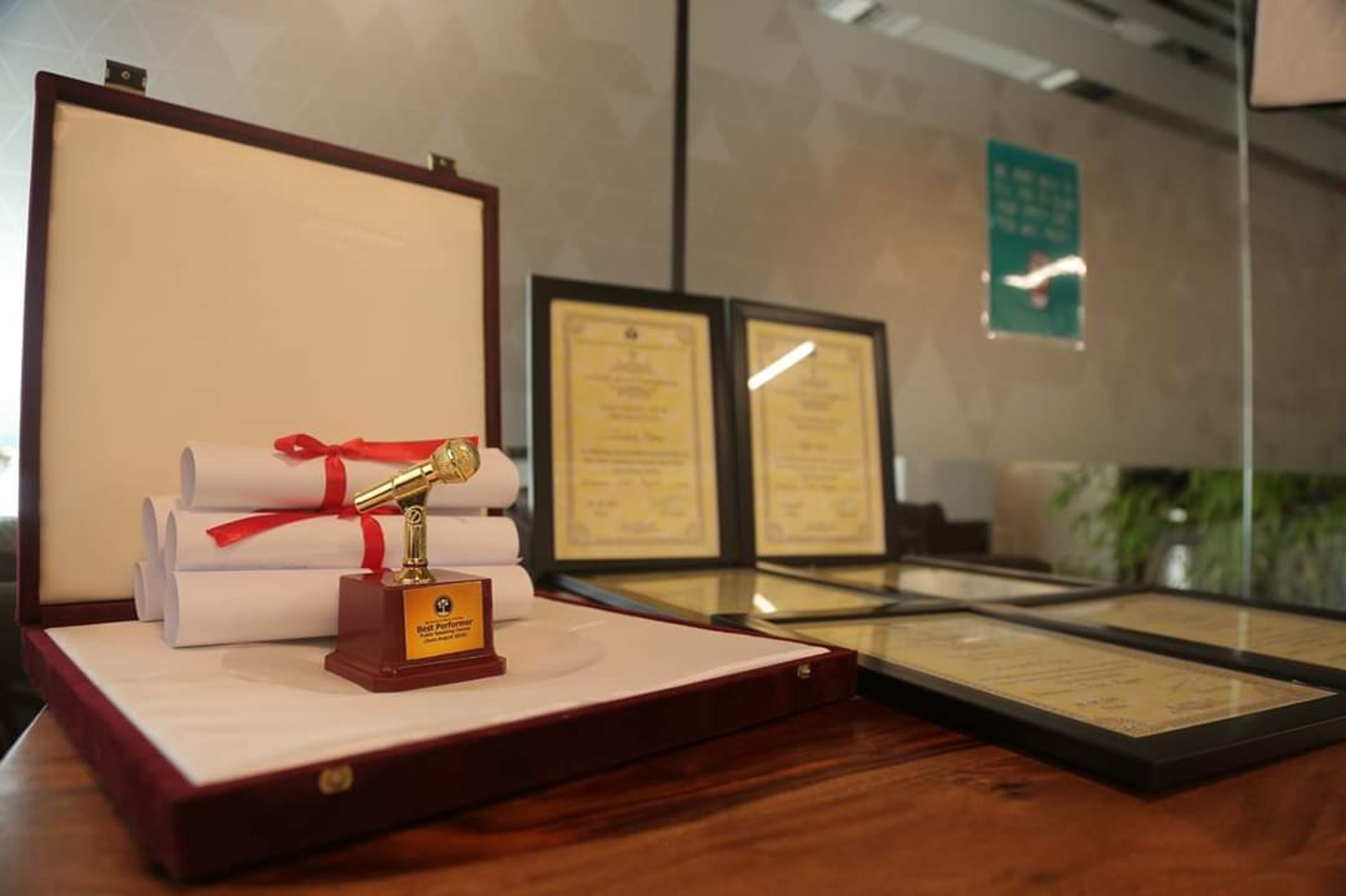 gray computer monitor