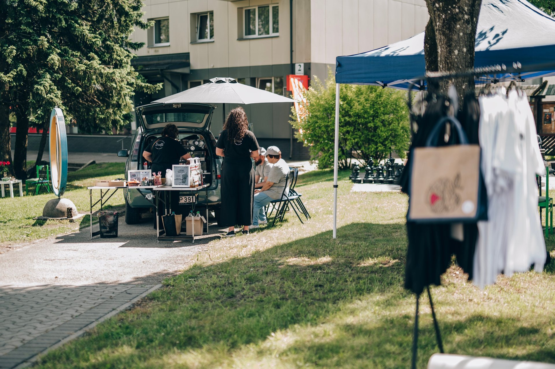 gray computer monitor