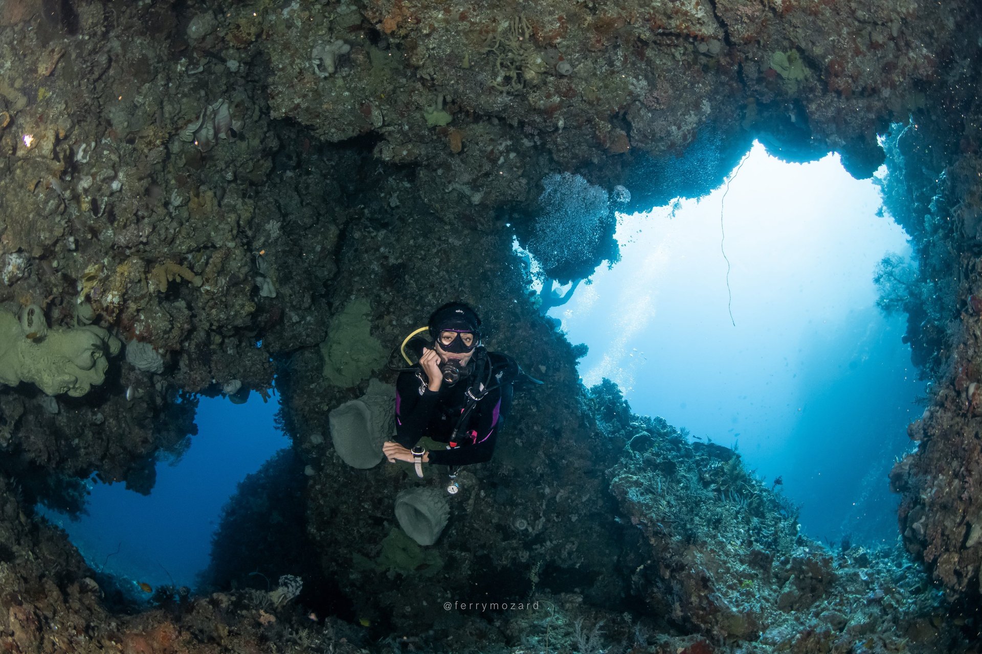 gray computer monitor