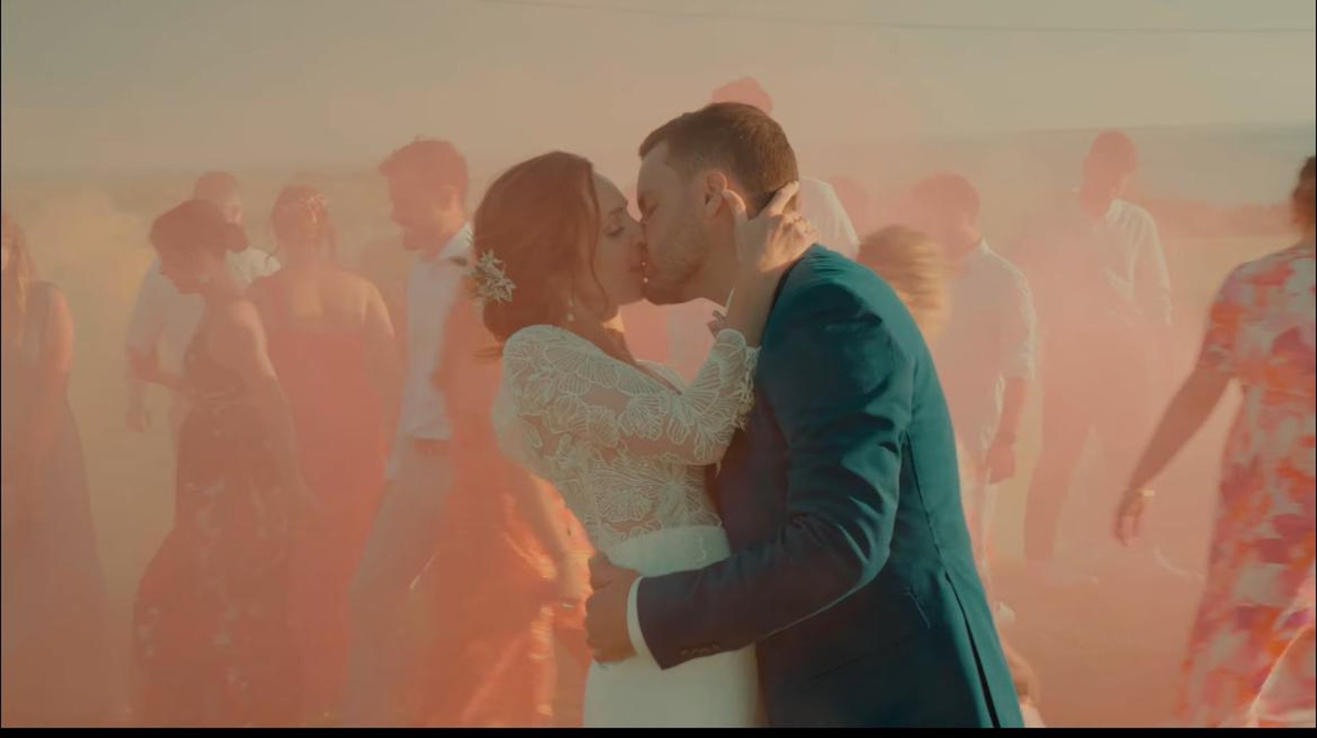 couple de mariés mairie filmé par videaste mariage saint malo