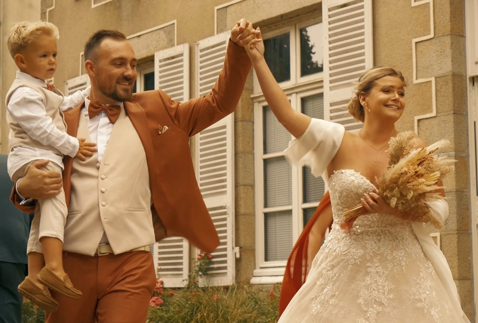 couple de mariés mairie filmé par videaste mariage saint malo