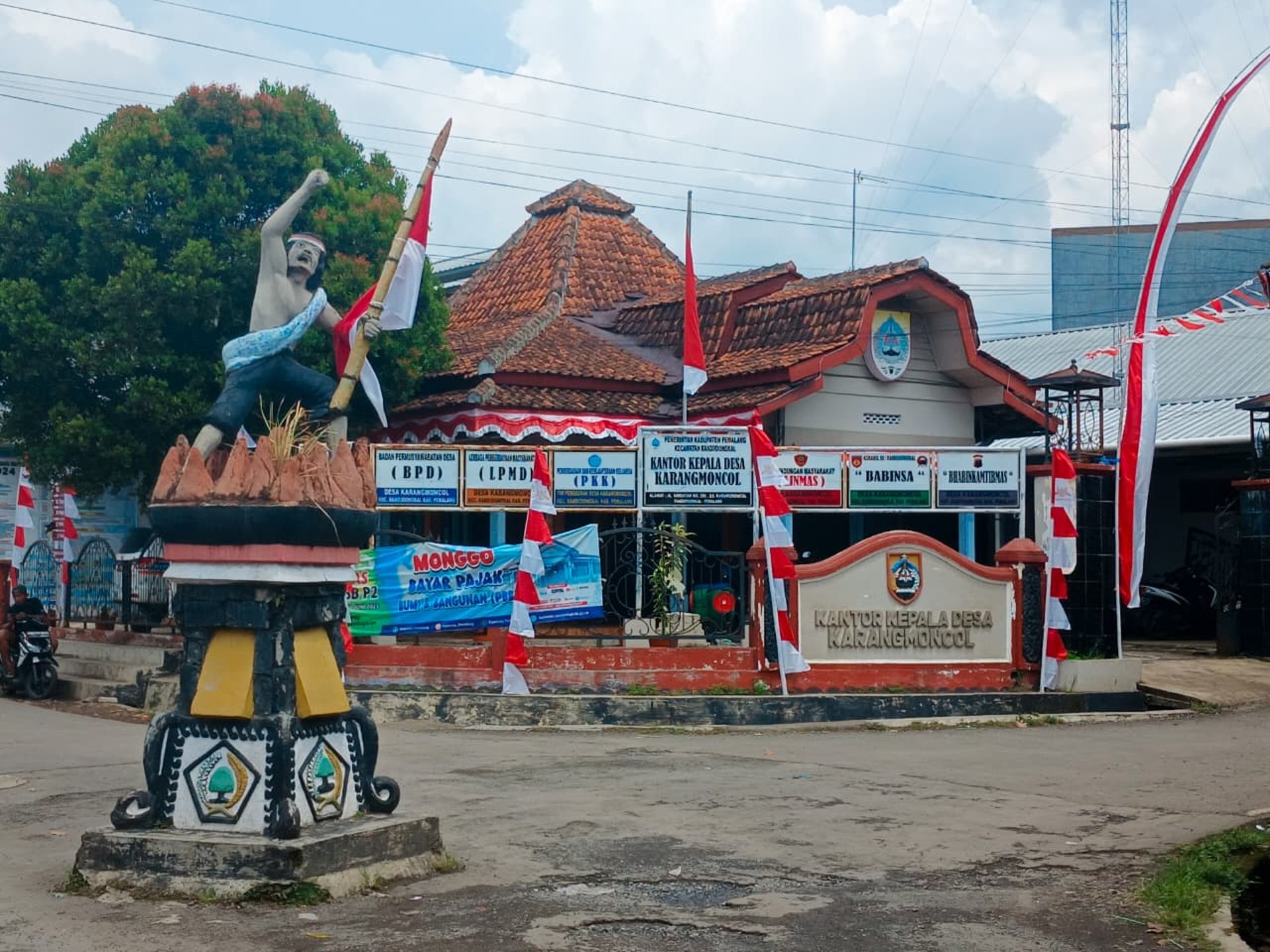 black and brown leather padded tub sofa