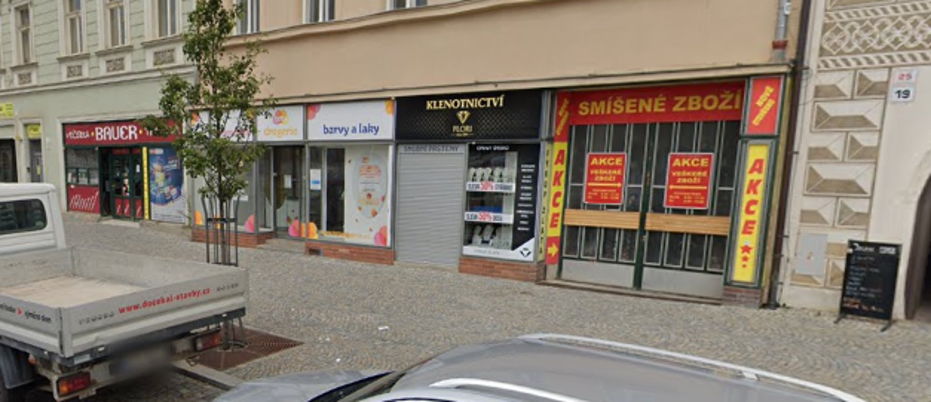 gray computer monitor