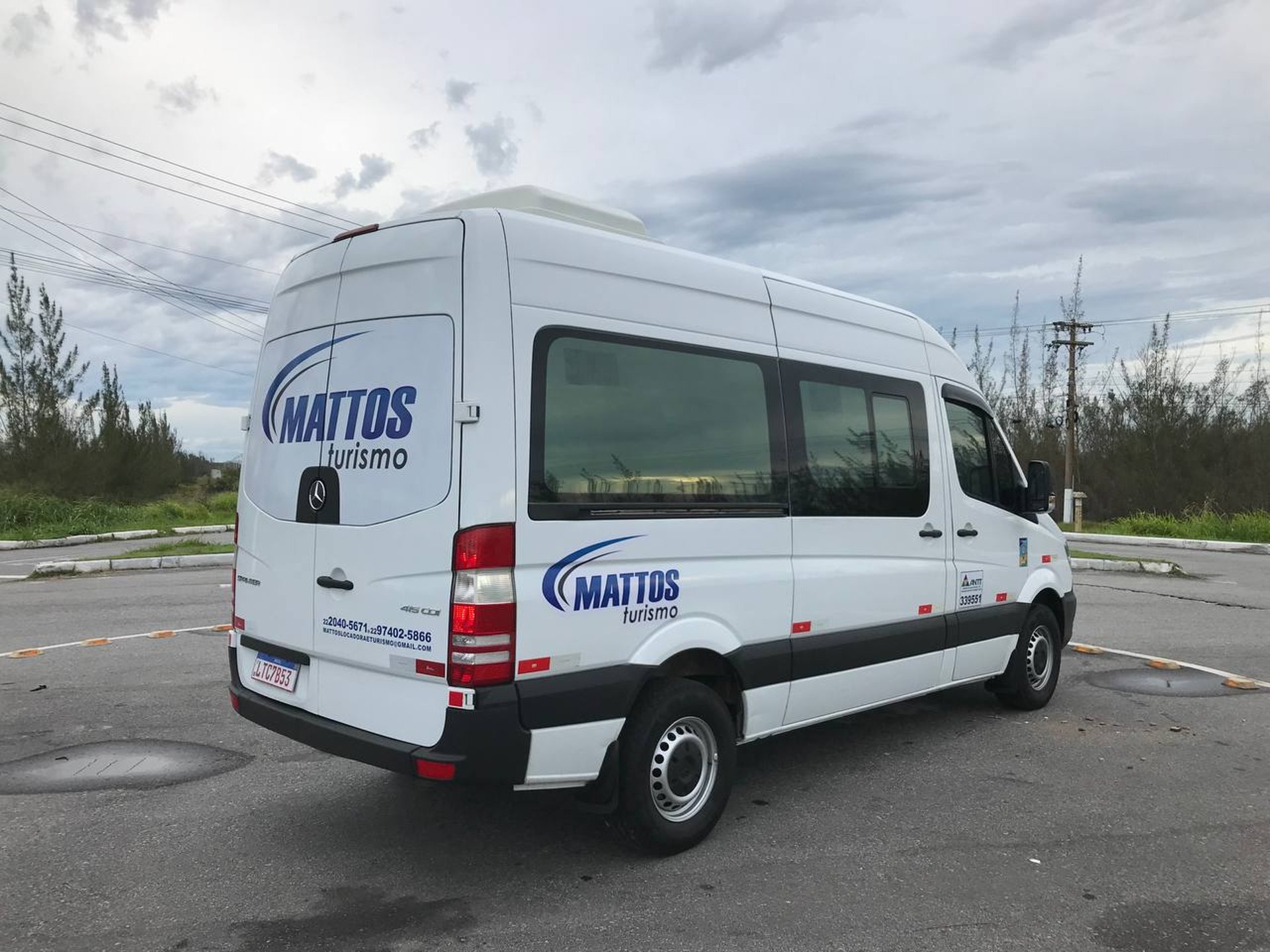 black and brown leather padded tub sofa