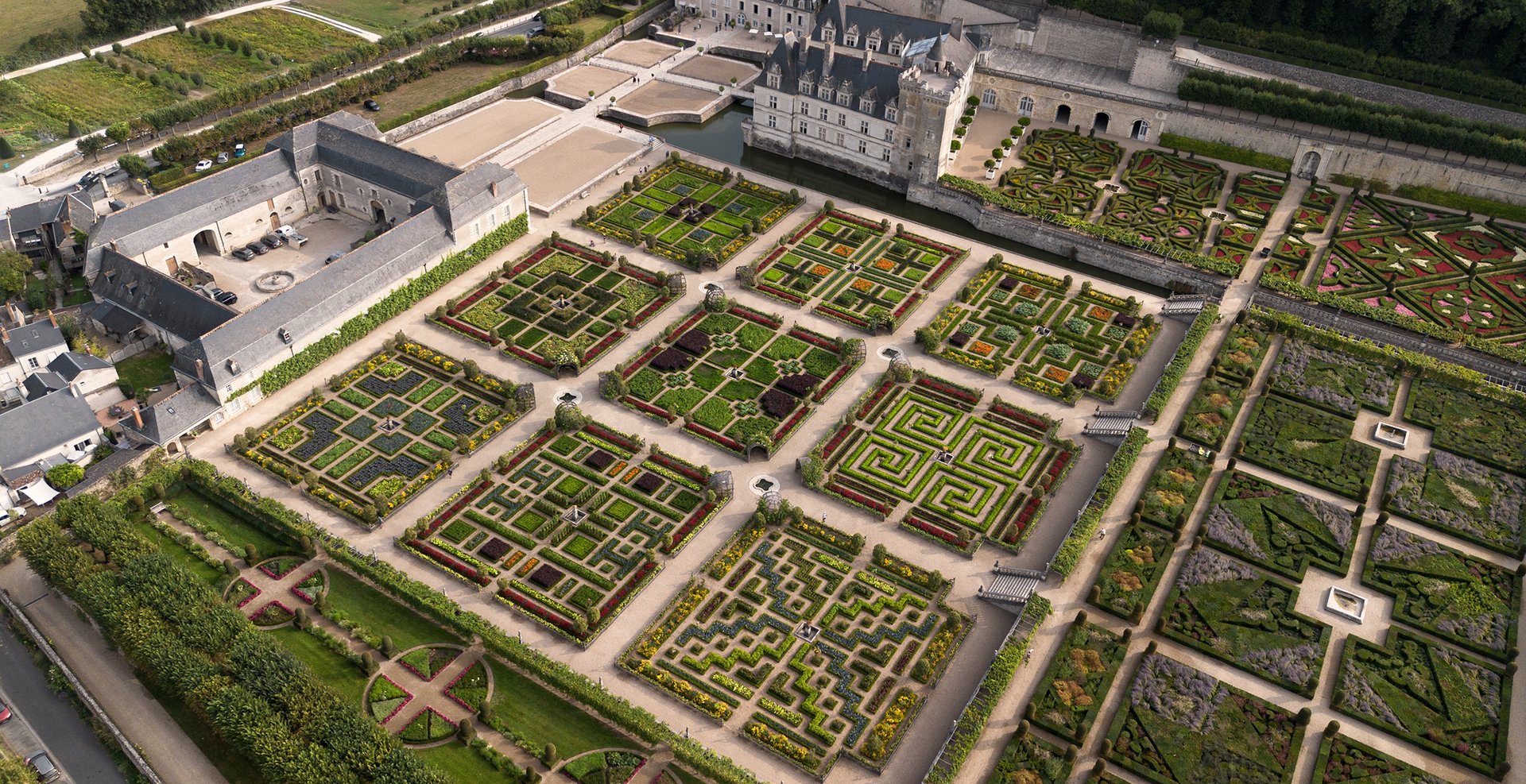 black and white bed linen