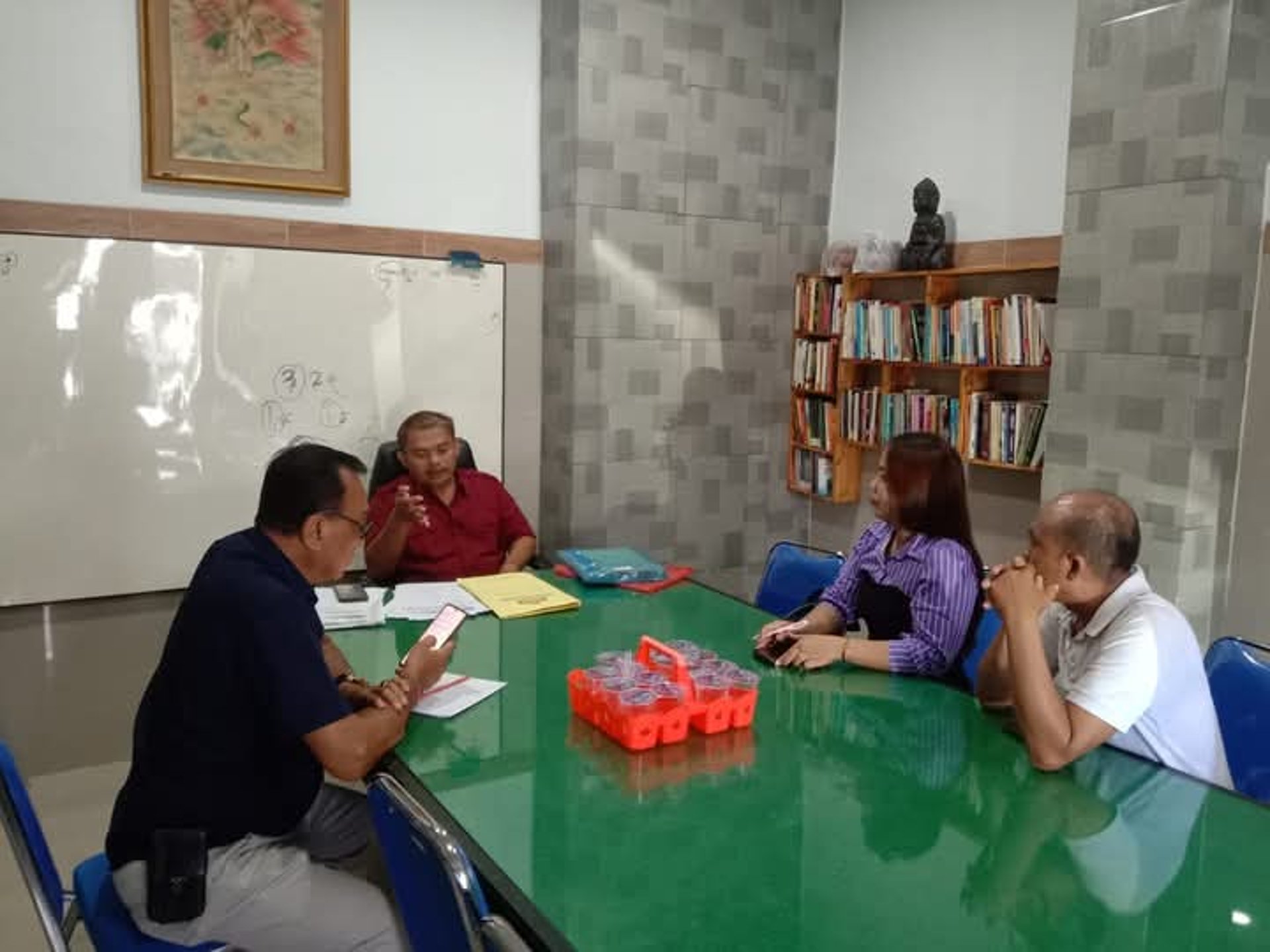 gray computer monitor