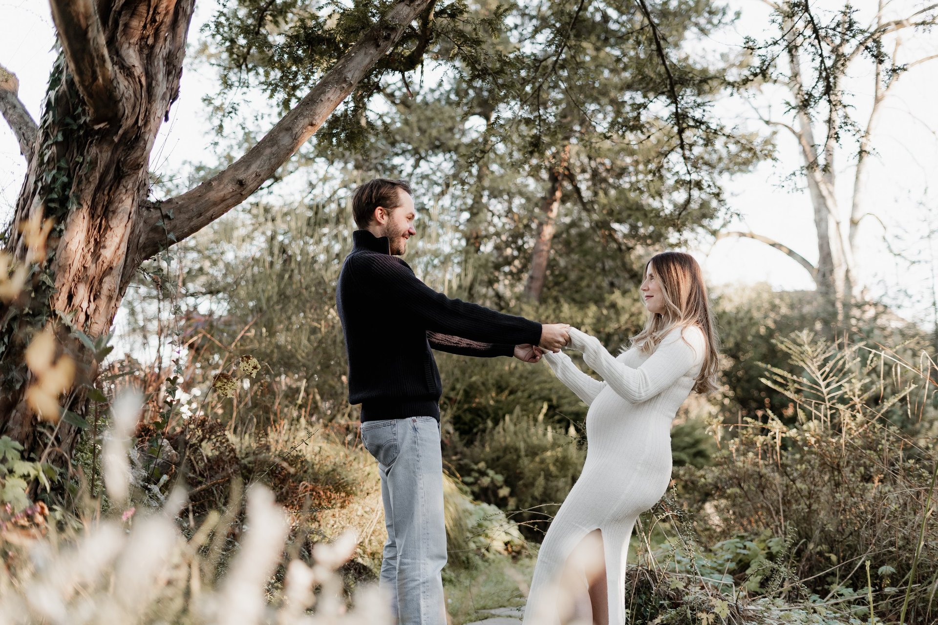 photo d'un couple jouant ensemble dans un parc