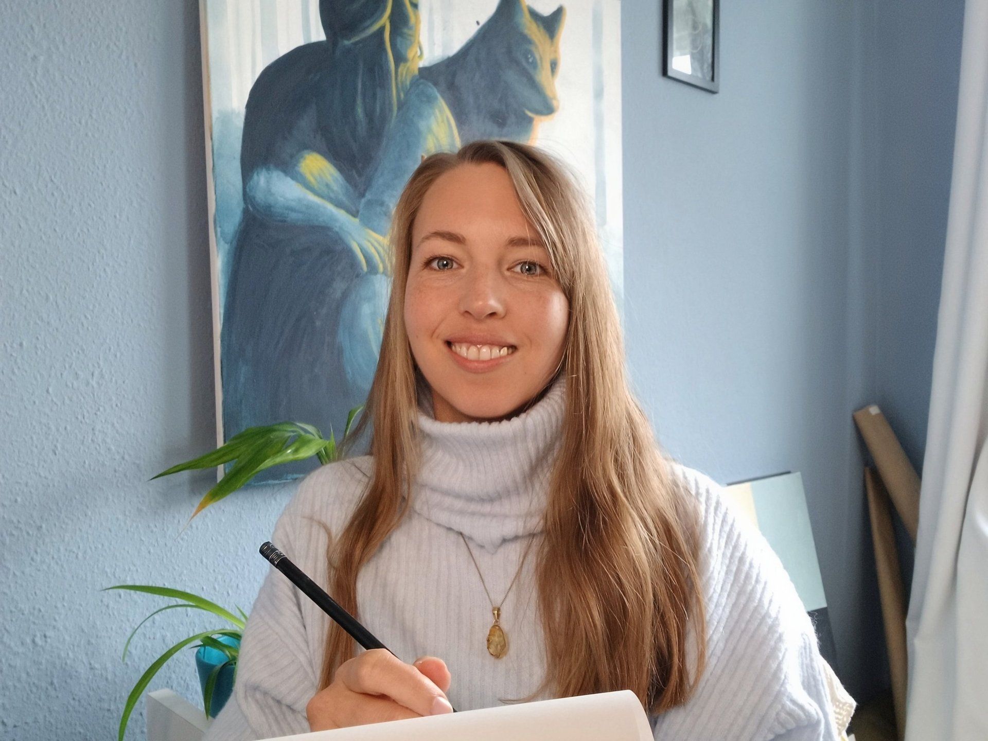 Janina Jaeckel, Künstlerin Bielefeld, im Gespräch mit einer Kundin, Auftragsmalerei