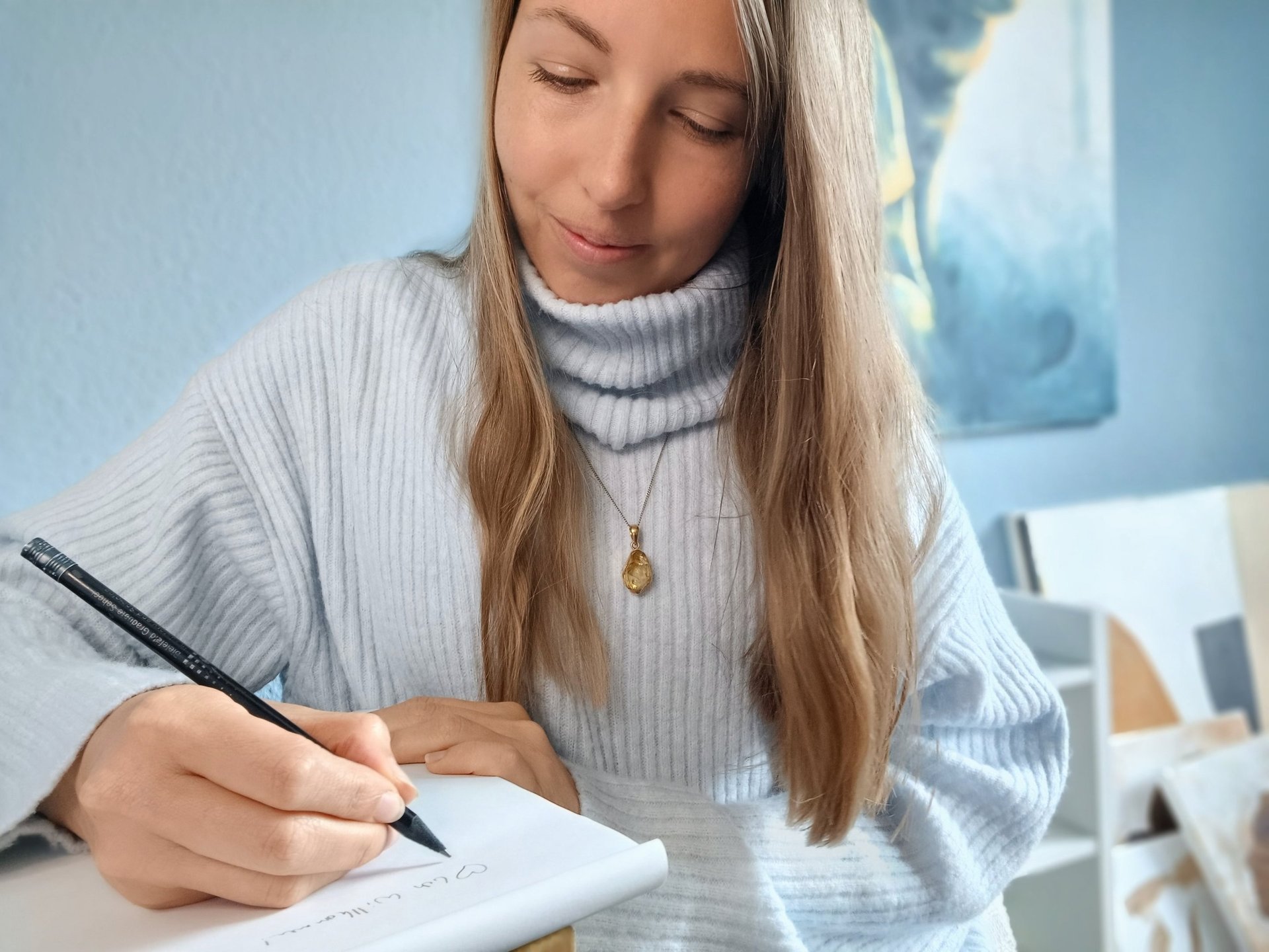 Janina Jaeckel schreibt ihren Newsletter, den Atelierbrief