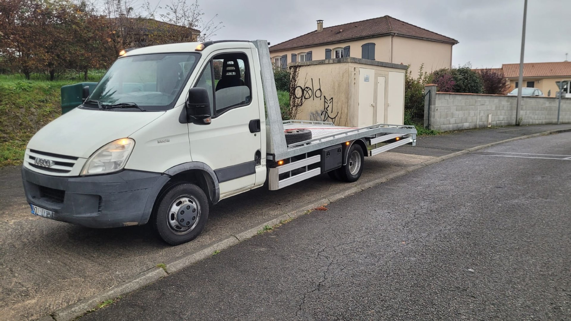 une dépanneuse garé sur le trottoir