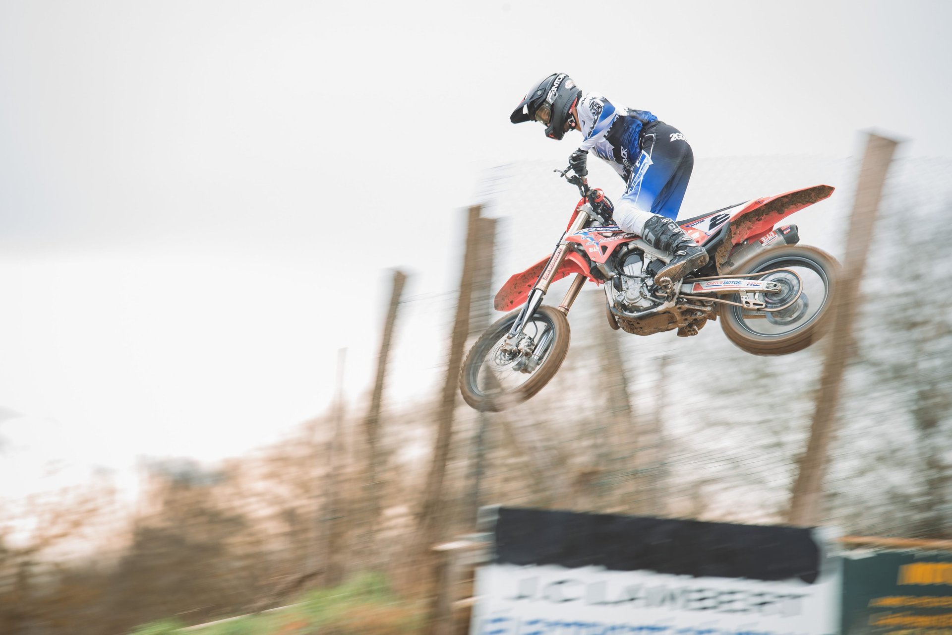 Pilote de motocross avec un masque Fantom VETALA, offrant une protection et visibilité optimales. Idéal pour motocross, endur