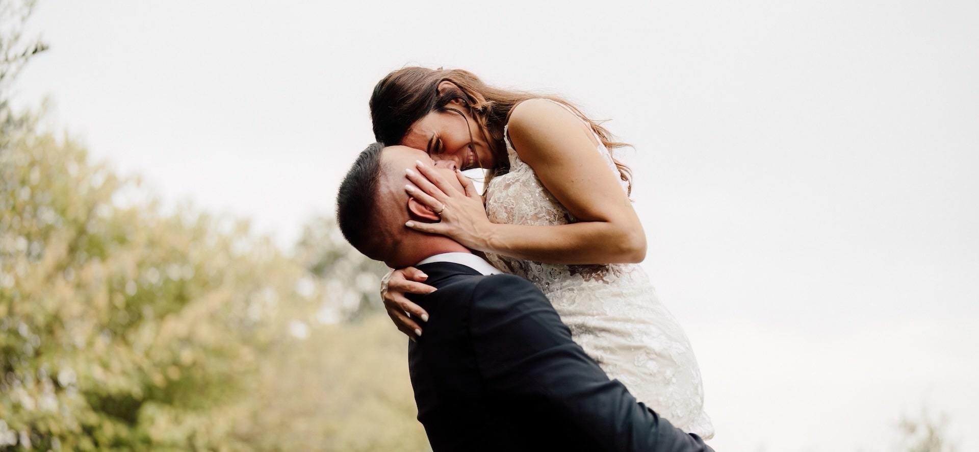 Sposi che passeggiano in giardino