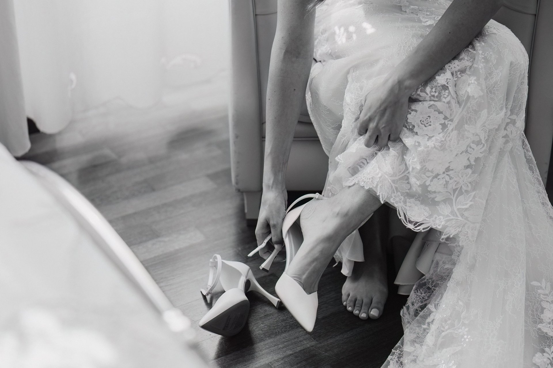 Sposa che indossa le scarpe Matrimonio in Abruzzo Pescara Chieti