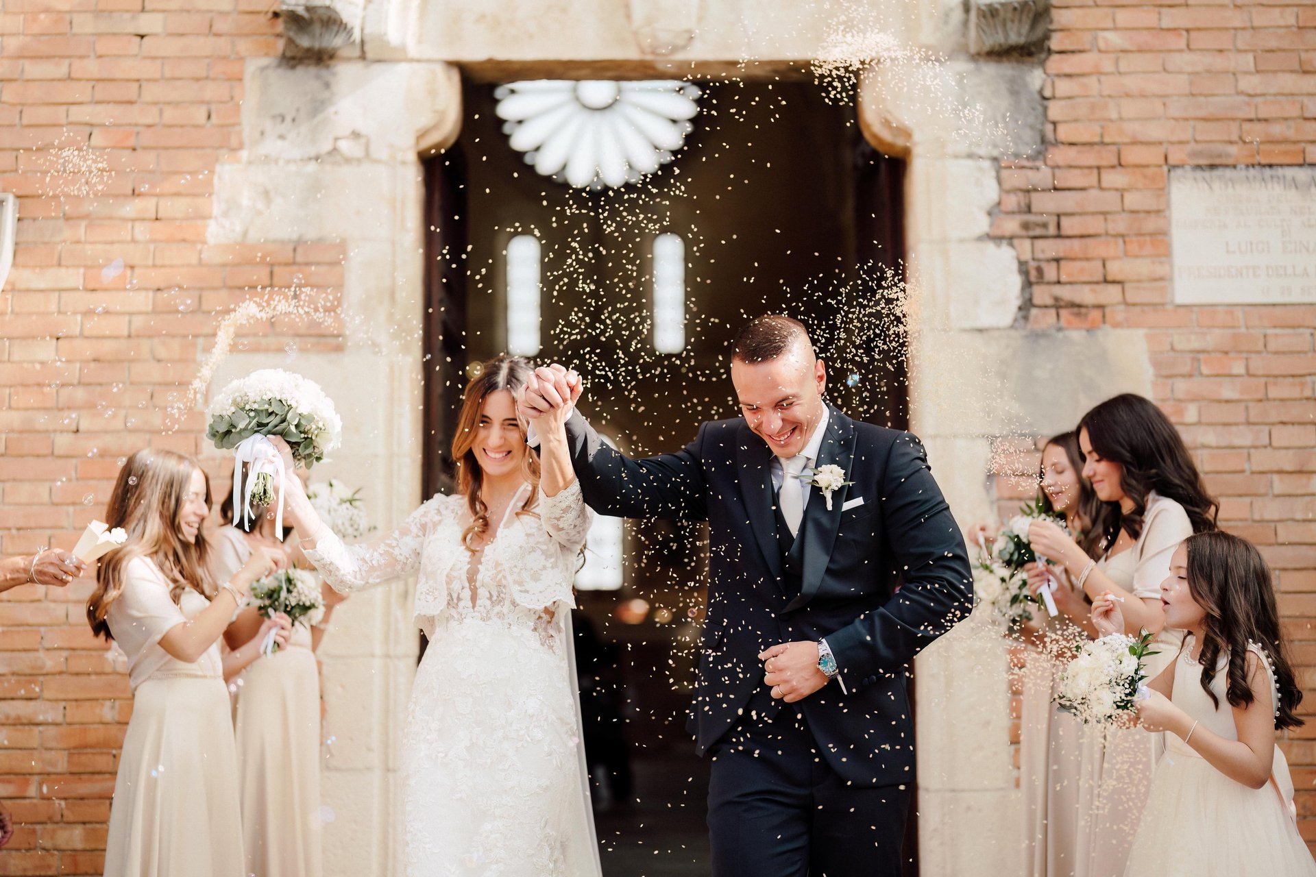 Sposi che ridono al lancio del riso Matrimonio Pescara Chieti Teramo Abruzzo