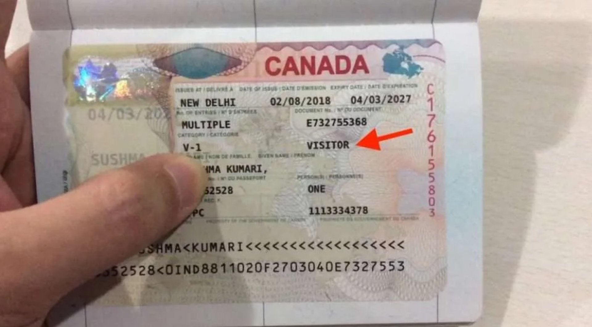 gray computer monitor