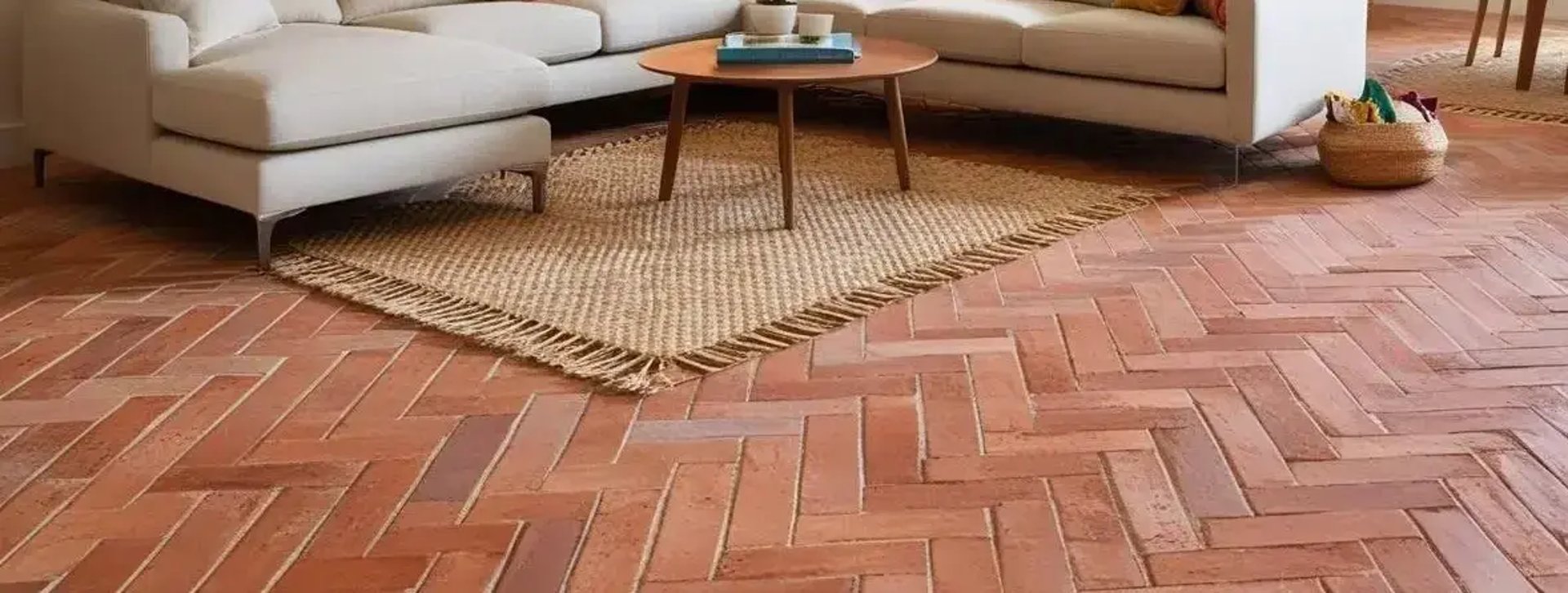tomettes-briquettes-en-terre-cuite-artisanale-sol-pose-chevron