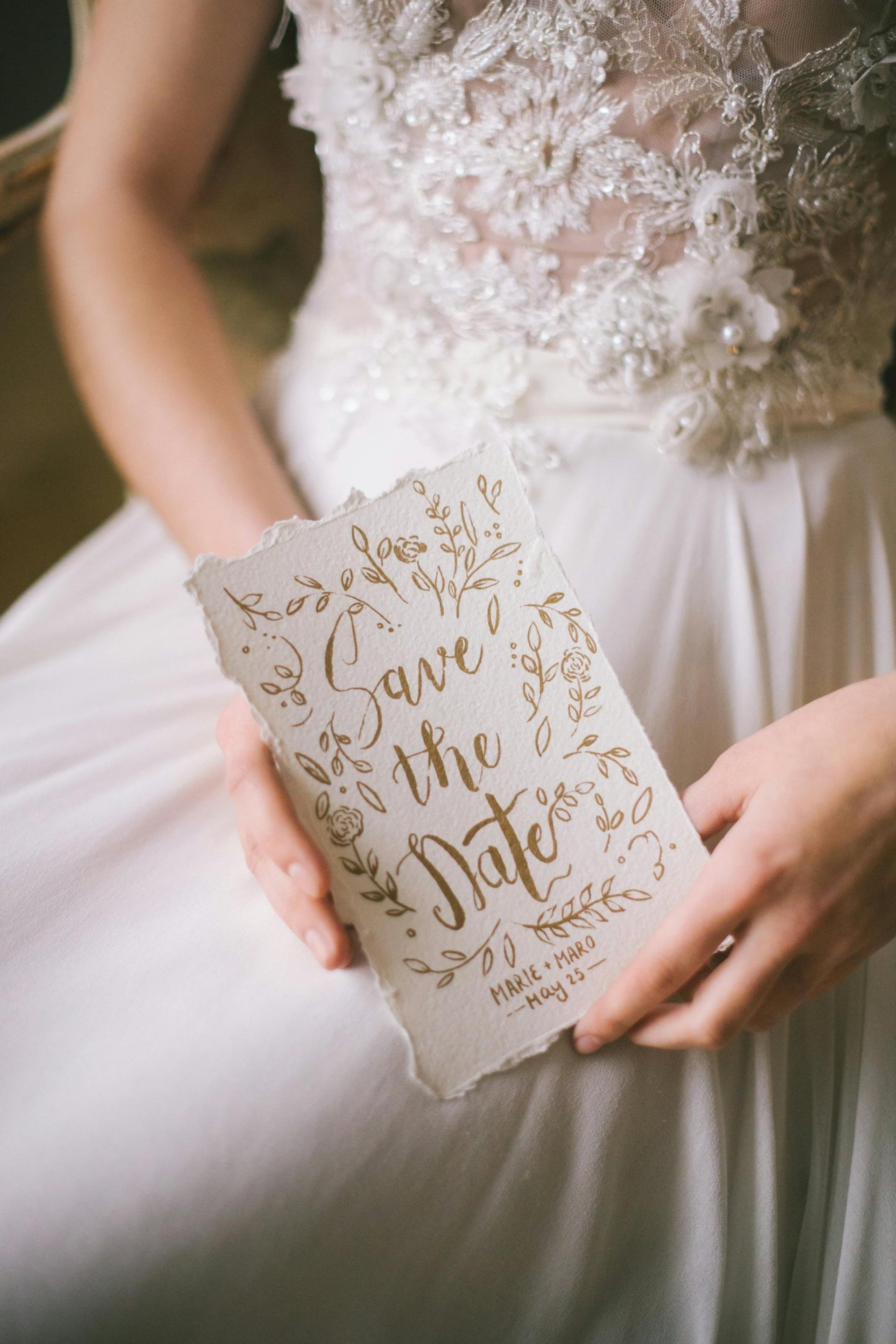 Mariée avec un faire-part dans les mains, save the date