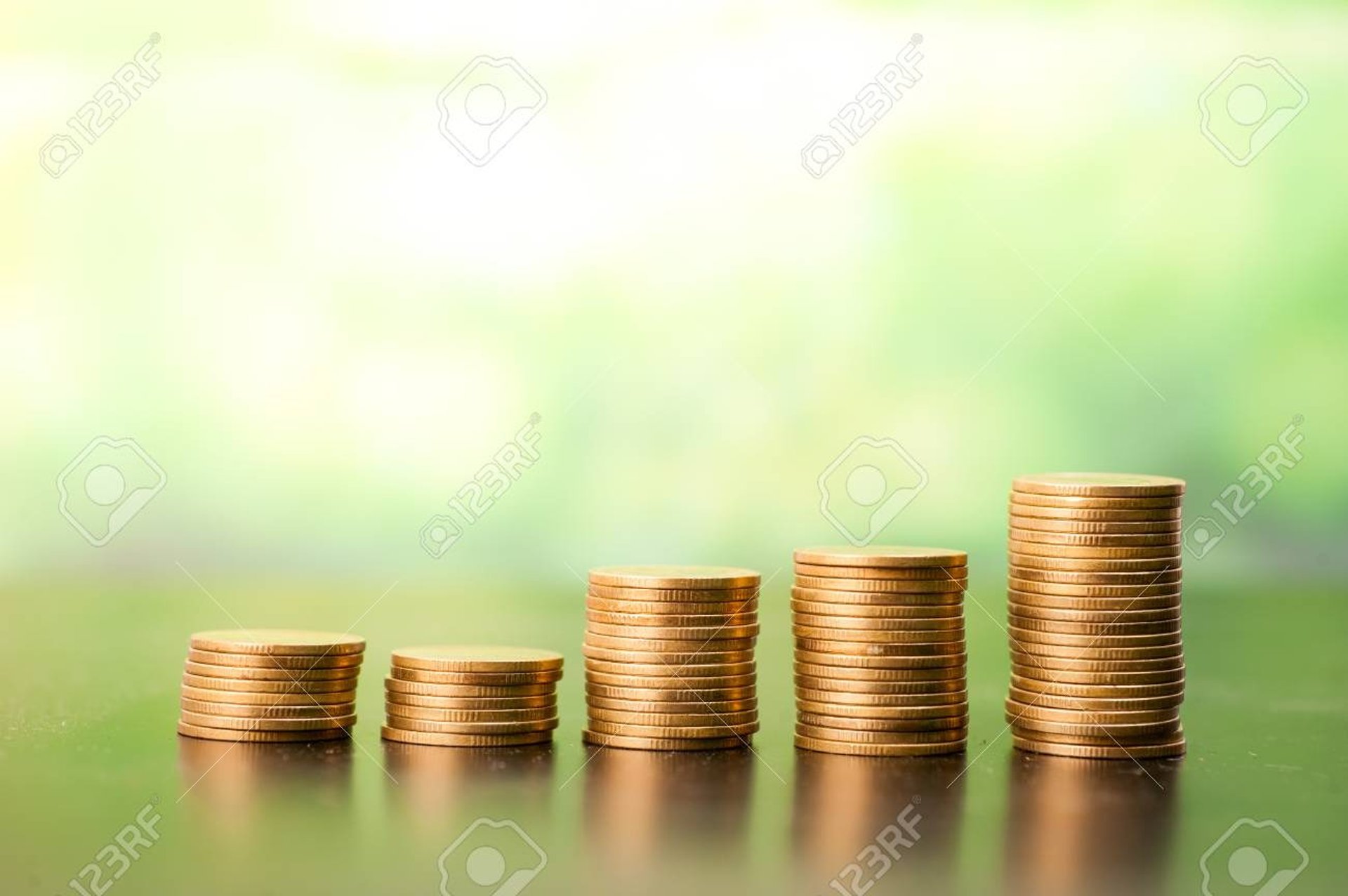Alt Text: "Pilhas de moedas douradas em crescimento gradual, representando o conceito de acumulação de riqueza e investimento