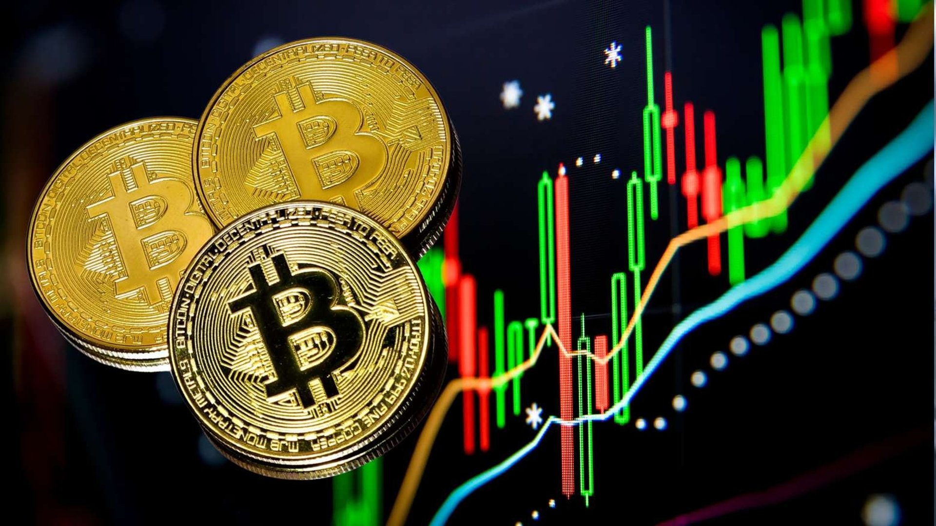 "Três moedas douradas com o símbolo do Bitcoin em destaque, sobre um fundo de gráfico de mercado com indicadores coloridos, r