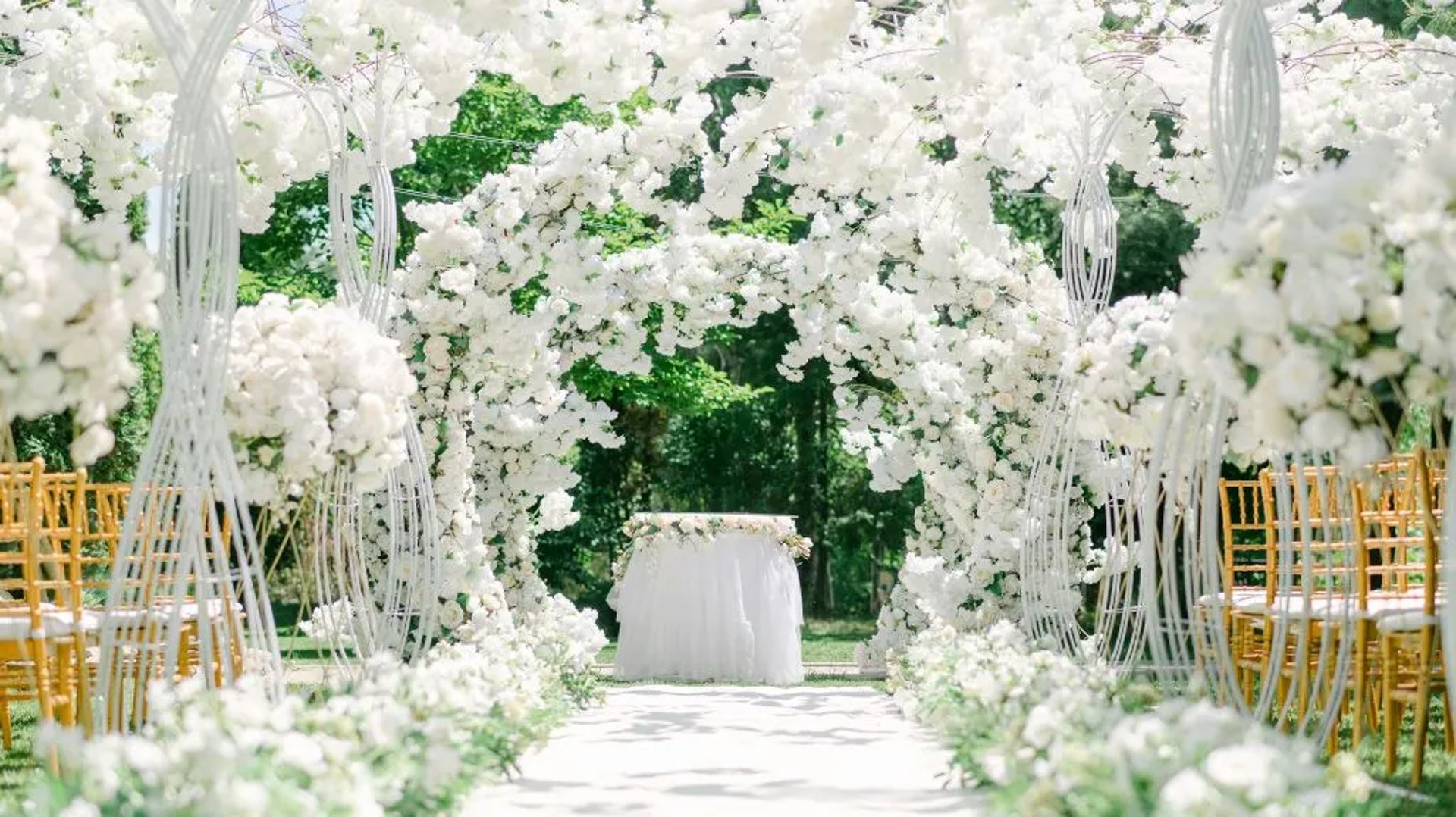 Outdoor wedding aisle with rose petals and lanterns – sunset ceremony decor by Pune wedding planner.