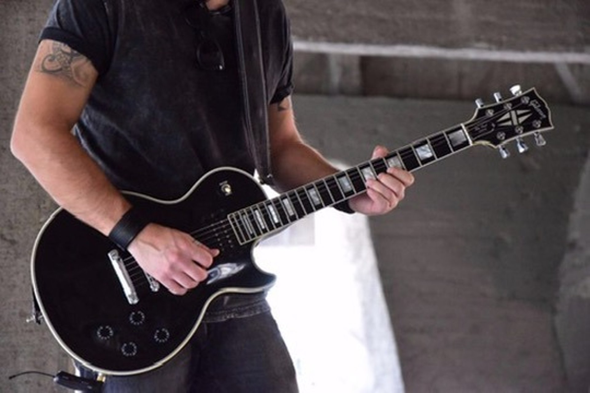 gray computer monitor