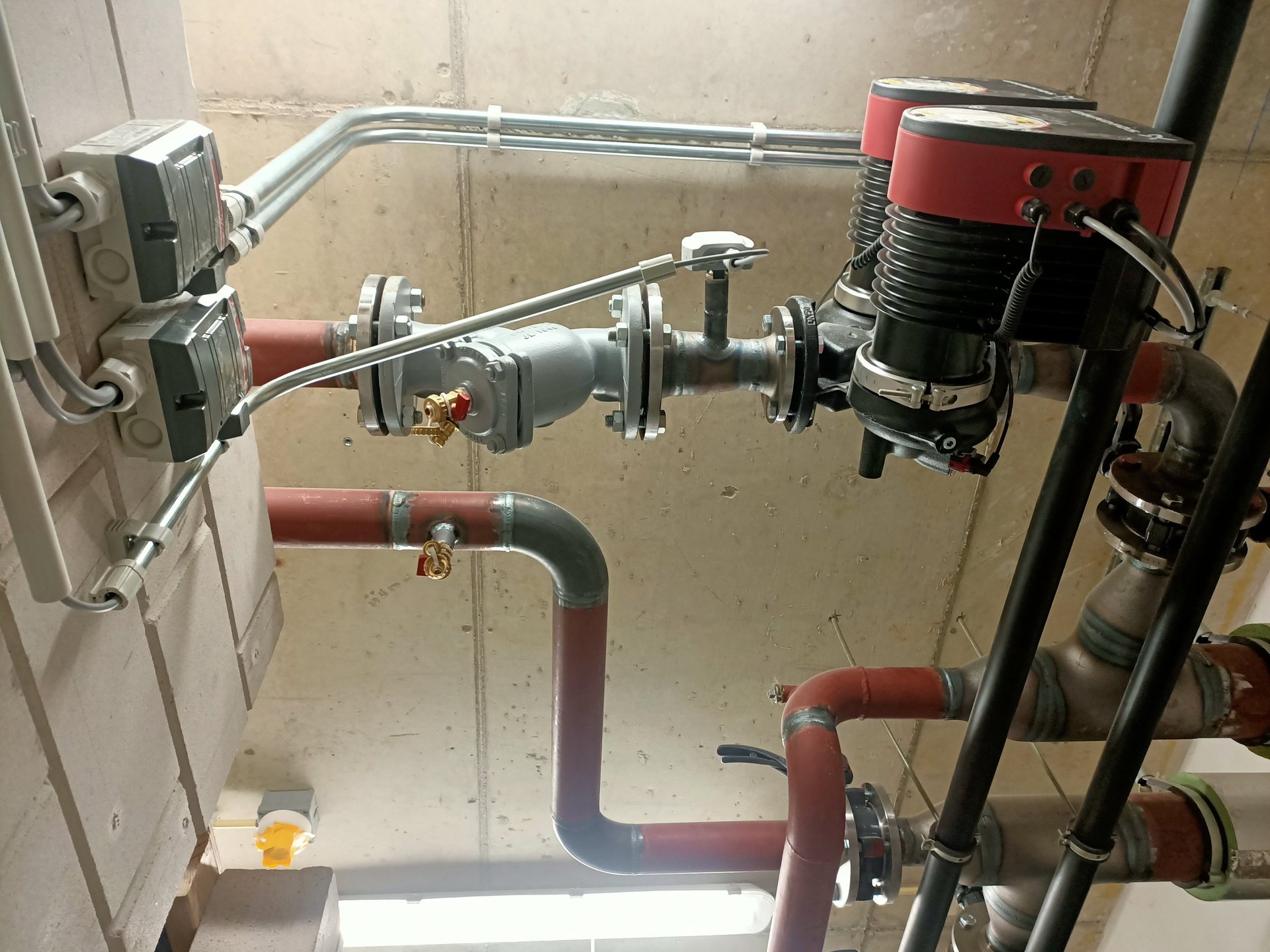 black and white bed linen