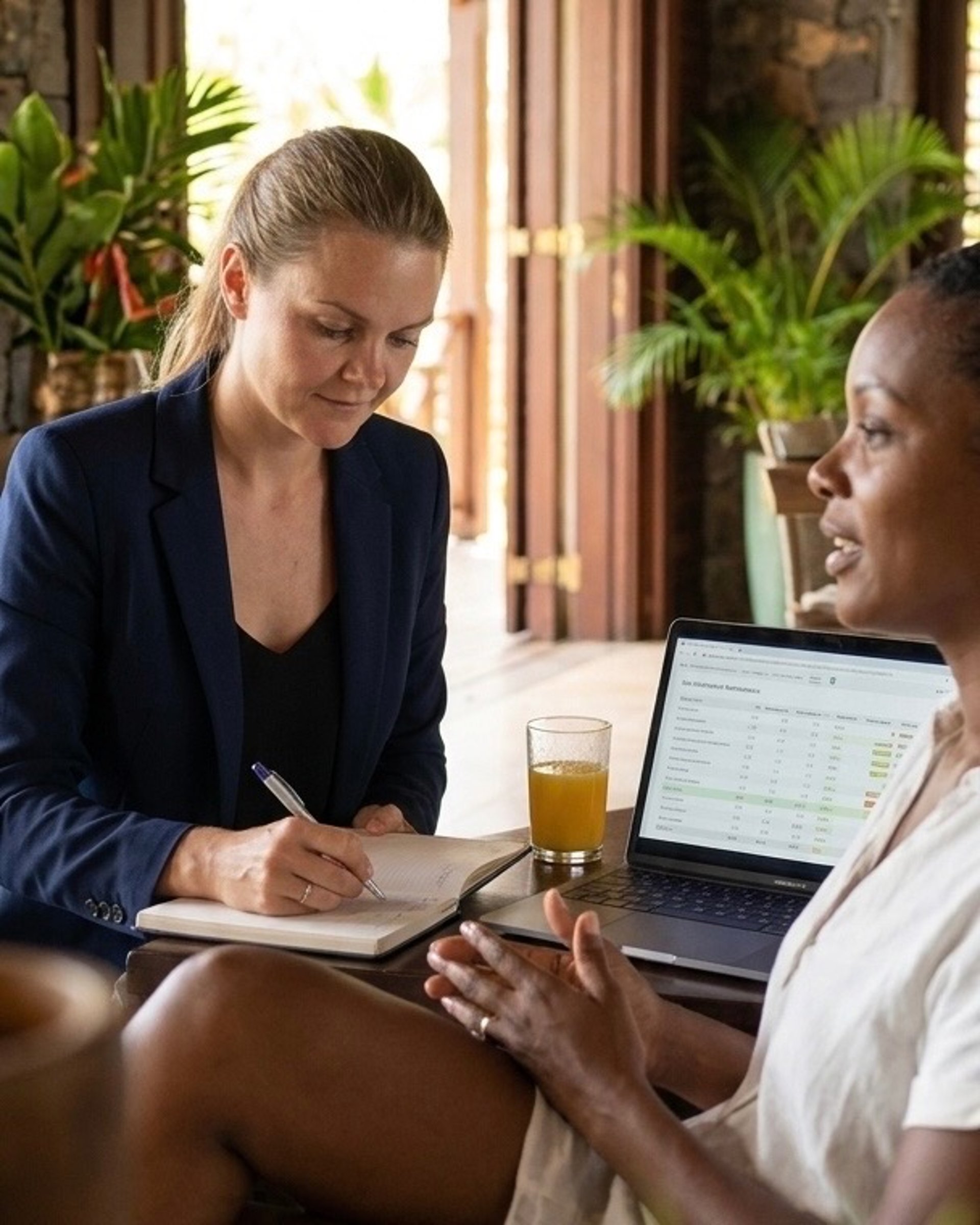 Dieteticienne nutritionniste en Martinique dans son cabinet réalise un bilan diététique avec une patiente