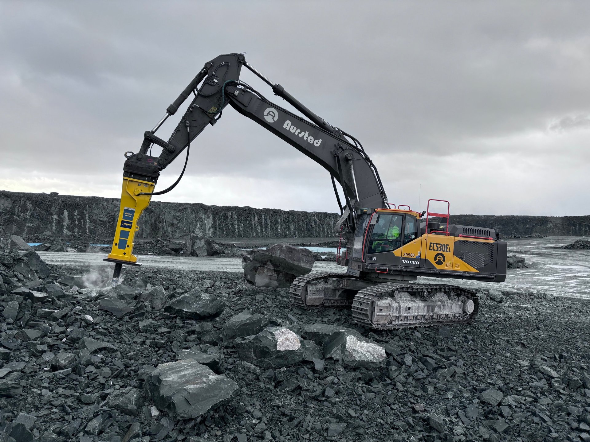 snow covered mountain under cloudy sky during daytime