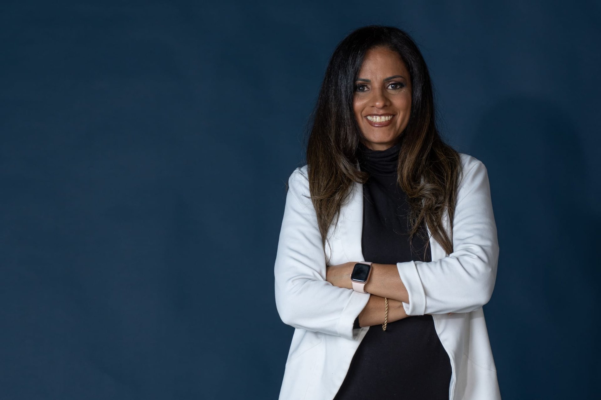 ocean waves crashing on shore during daytime