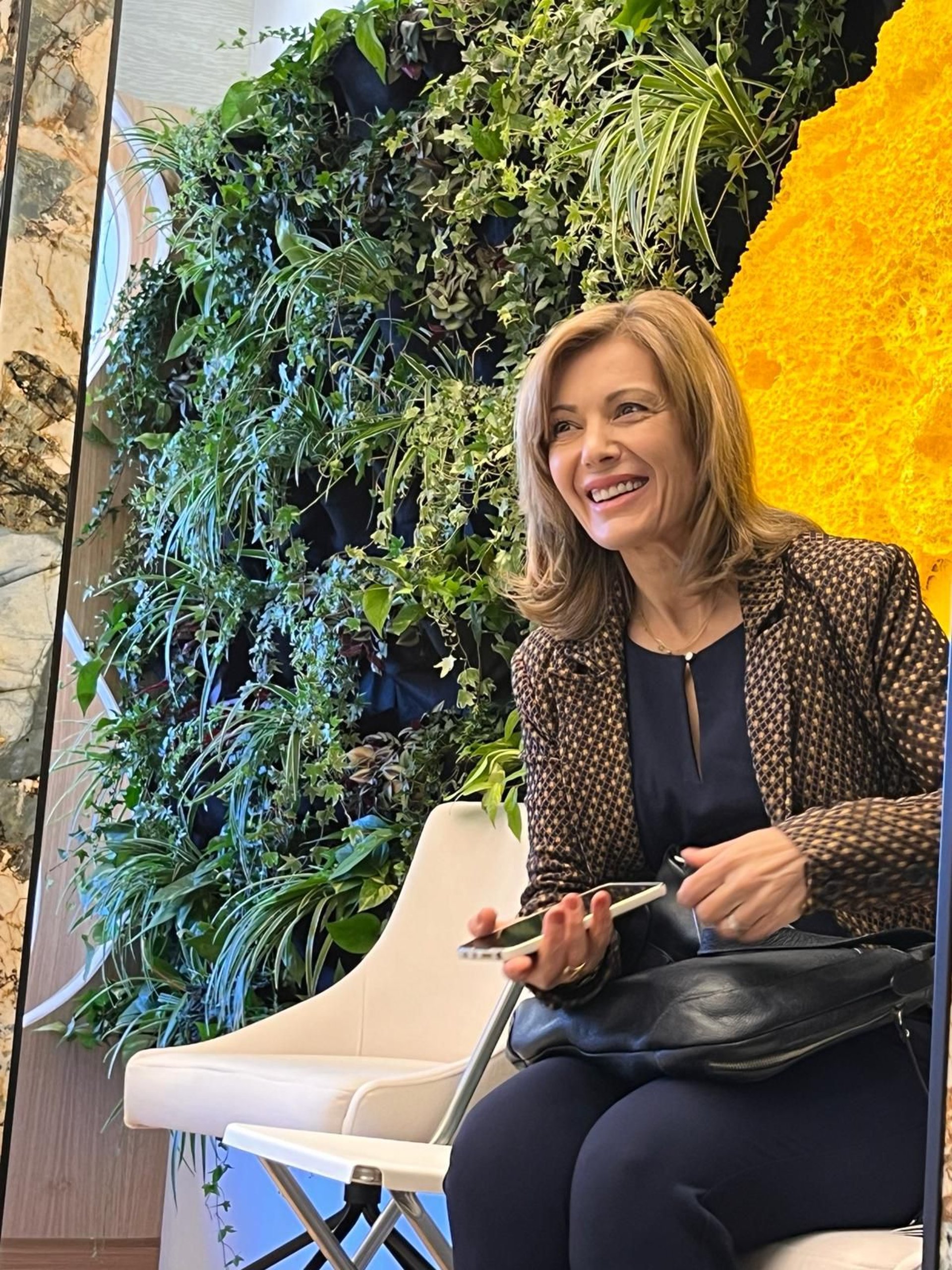 gray computer monitor